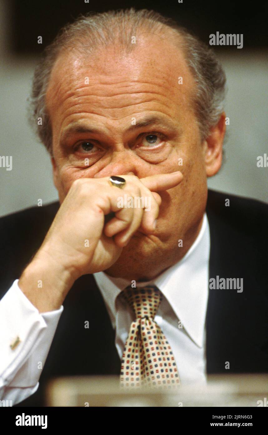 Il senatore Fred Thompson del Tennessee, presidente della commissione per gli affari governativi del Senato durante l'audizione sulle accuse di pratiche illecite e improprie di raccolta di fondi da parte dei Democratici durante le elezioni presidenziali del 1996, 7 settembre 1997 a Washington, DC Credit: Richard Ellis/Richard Ellis/Alamy Live News Foto Stock