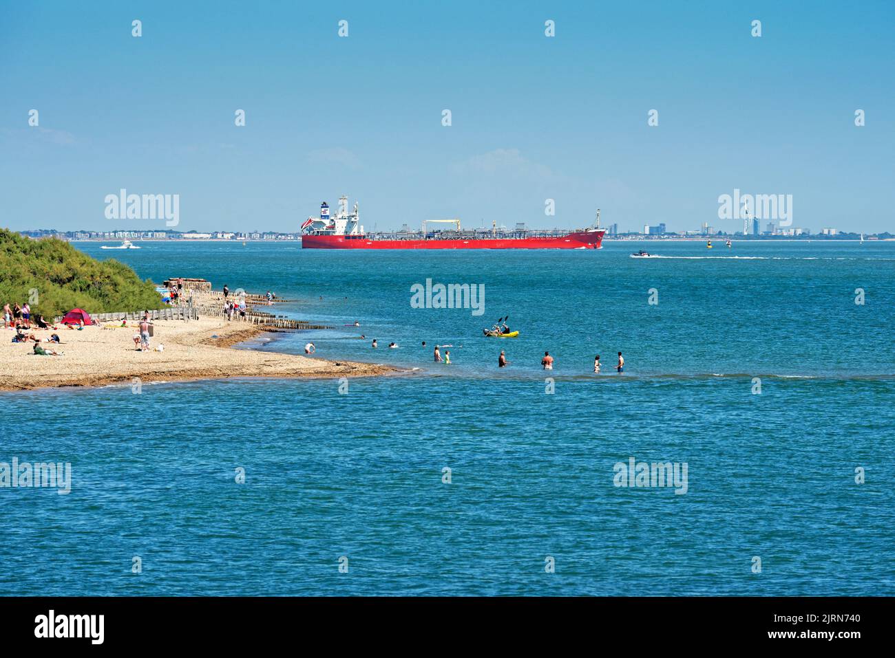 La Ginga Tiger una petroliera chimica che naviga oltre la spiaggia di Lepe sulla corsia di spedizione Solent Hampshire Inghilterra UK Foto Stock