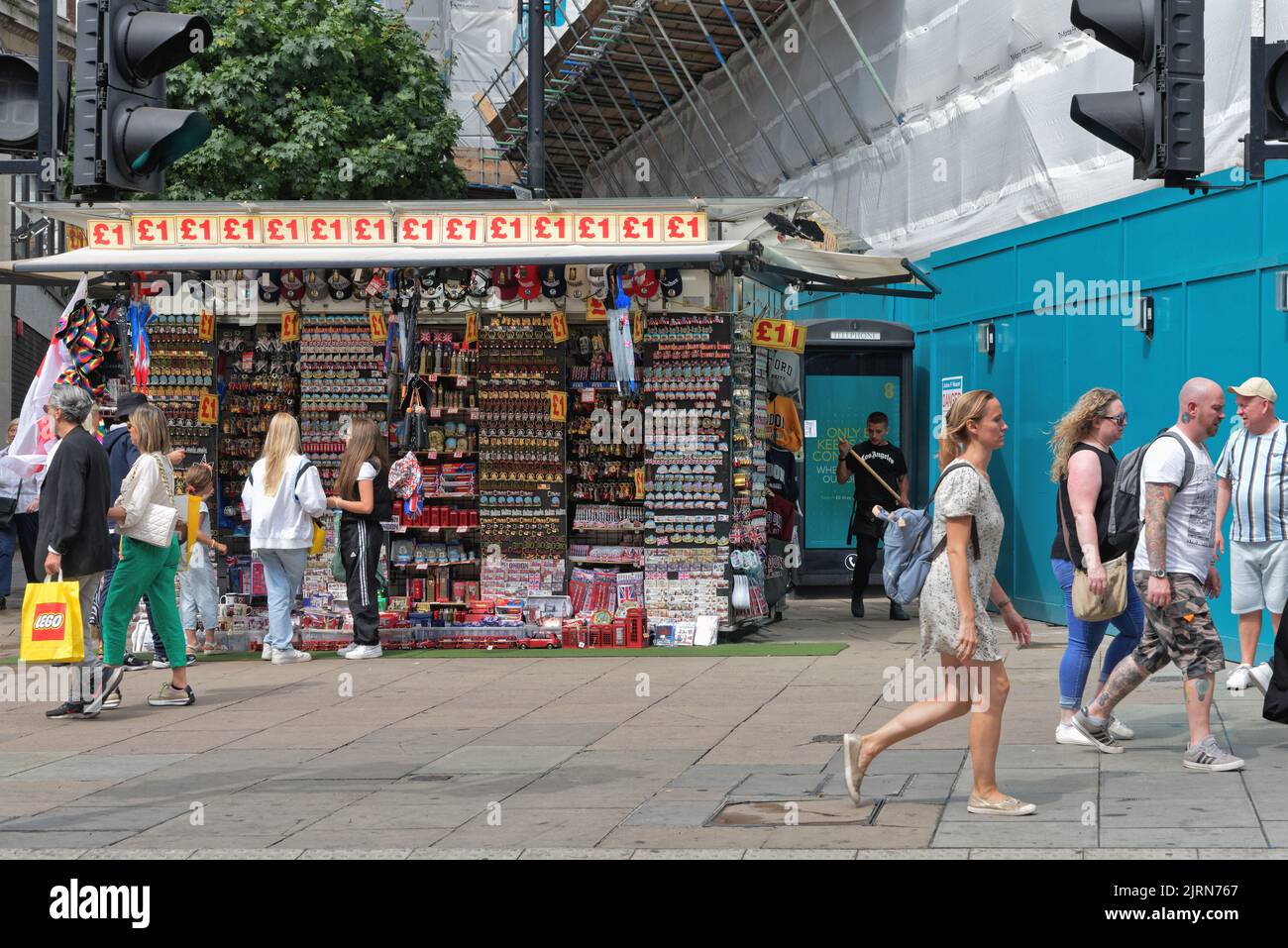 Una colorata bancarella di souvenir per turisti a Oxford Street West End Londra Inghilterra UK Foto Stock
