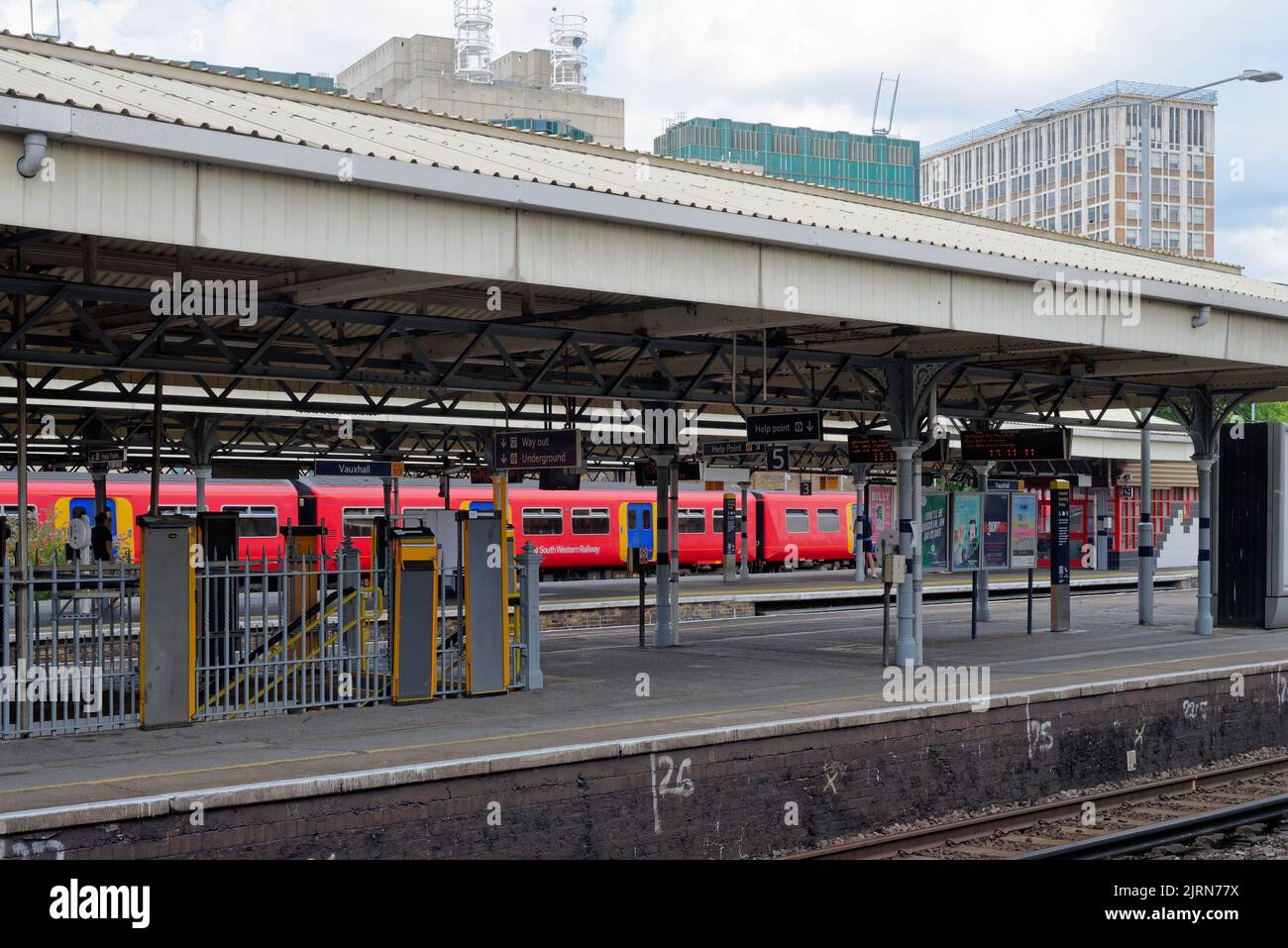 Stazione ferroviaria principale di Vauxhall con un treno South Western Railway in attesa di partenza, Londra Inghilterra Regno Unito Foto Stock