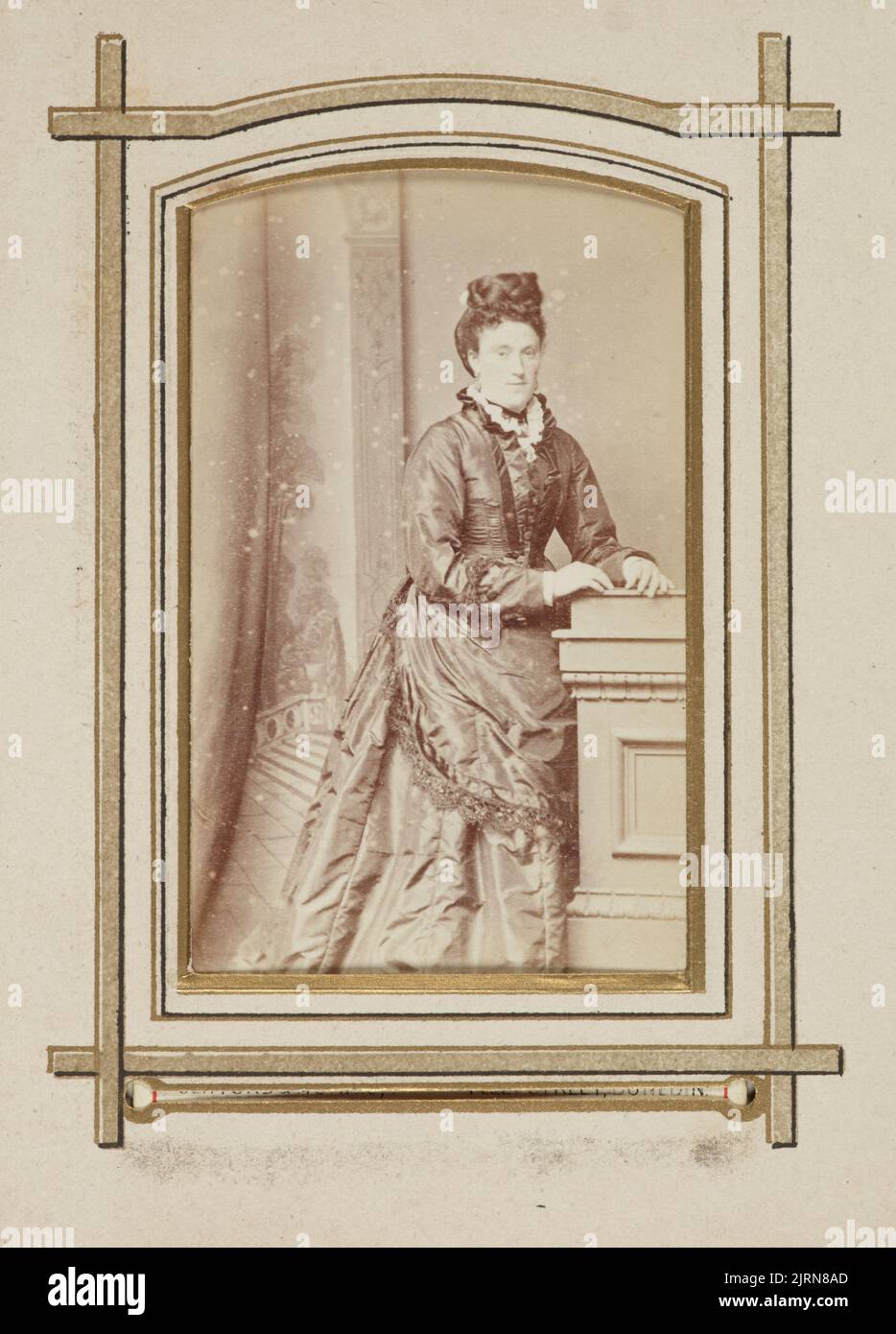 Donna con abito con volant, 1875-1880, Dunedin, di Clifford, Morris and Co.. Foto Stock