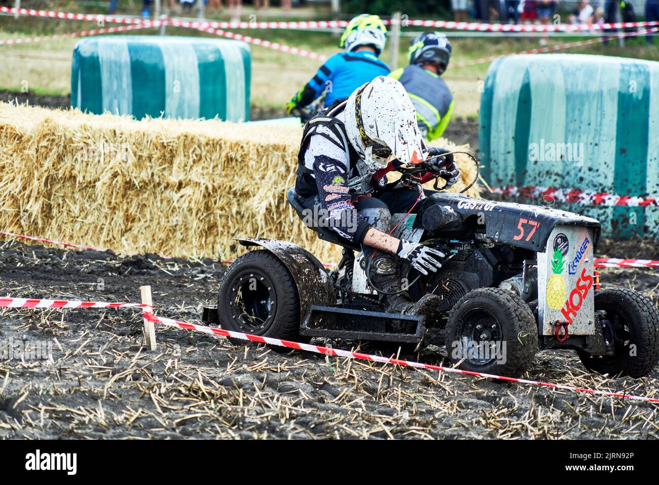 Buirgwedel, Germania, 20 agosto 2022: Pilota di un trekking su prato ripara il suo veicolo durante la gara attraverso il campo fangoso Foto Stock