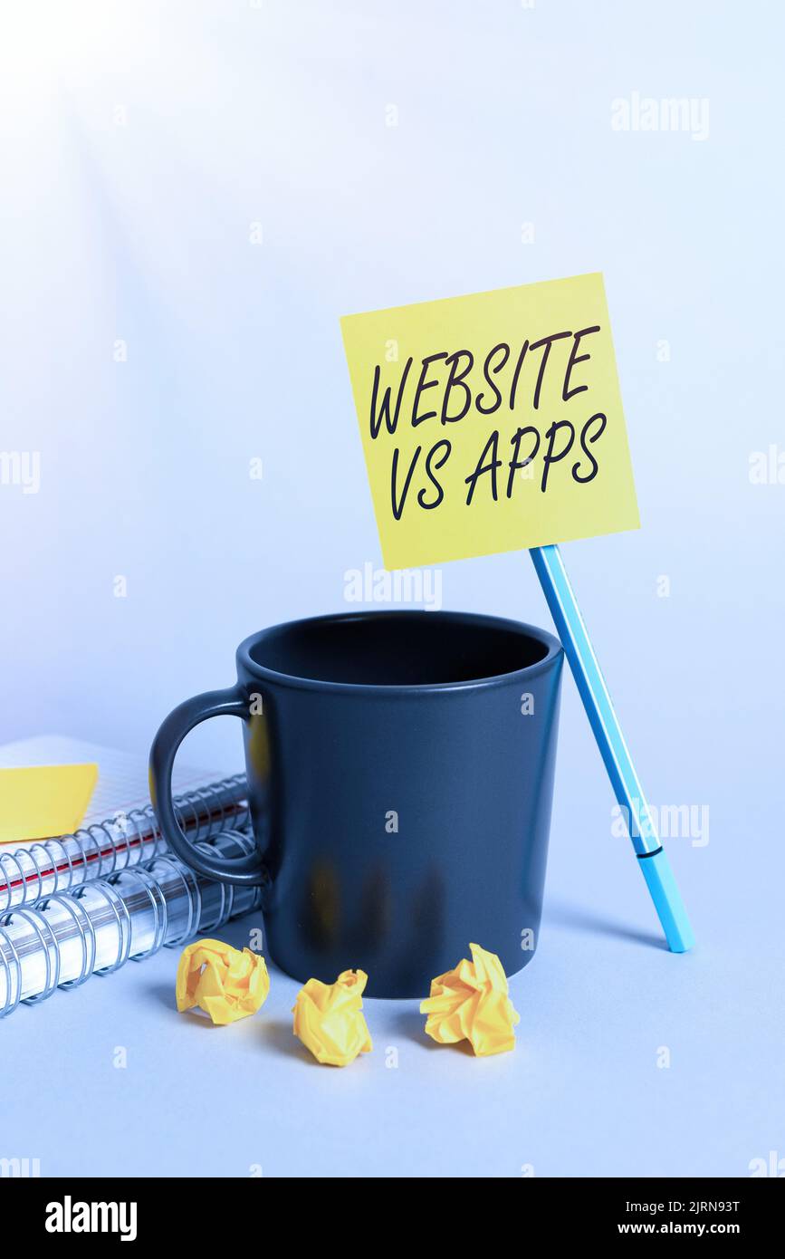 Scrittura a mano segno Sito web vs Apps. Concetto di Internet dubbio tra l'uso di una pagina web o di una cornice di applicazione online decorata con fiori colorati e. Foto Stock