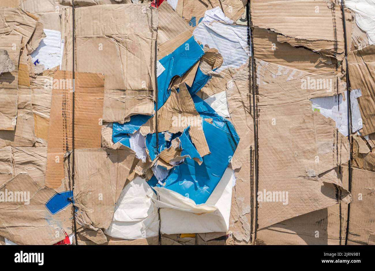 Pila di carta pronta per il processo di riciclaggio primo piano. Foto Stock