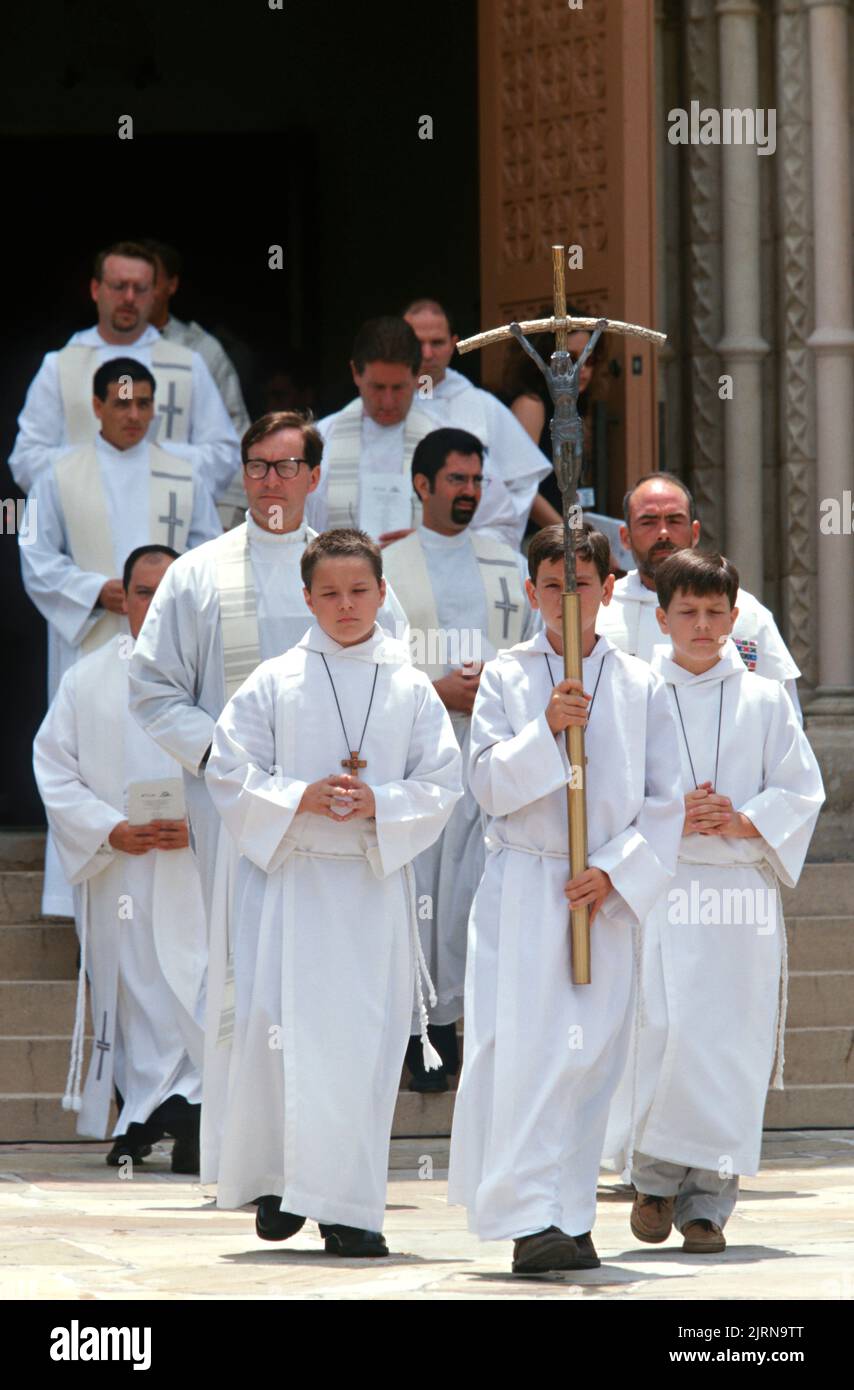 Una processione religiosa esce dalla Chiesa Cattolica Romana di San Patrizio dopo un servizio commemorativo per il fashion designer ucciso Gianni Versace, 18 luglio 1997 a Miami, Florida. Versace è stato ucciso e ucciso da Andrew Cunanan sui gradini fuori dalla sua residenza il 15th luglio. Foto Stock