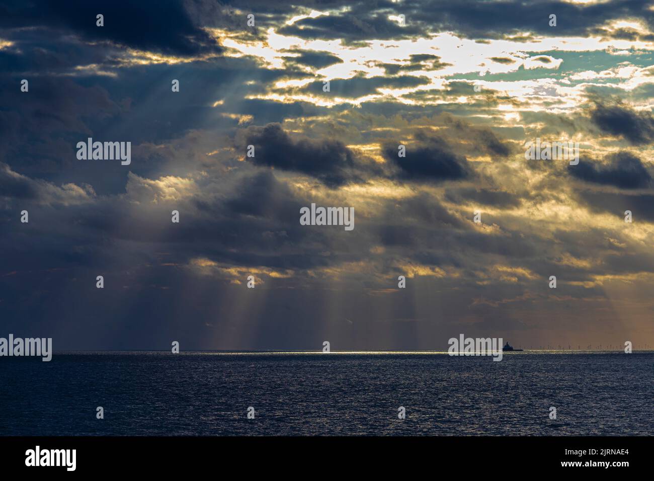 Un turbolento paesaggio notturno nel Mare del Nord al largo della costa di Zeebrugge, Belgio Foto Stock
