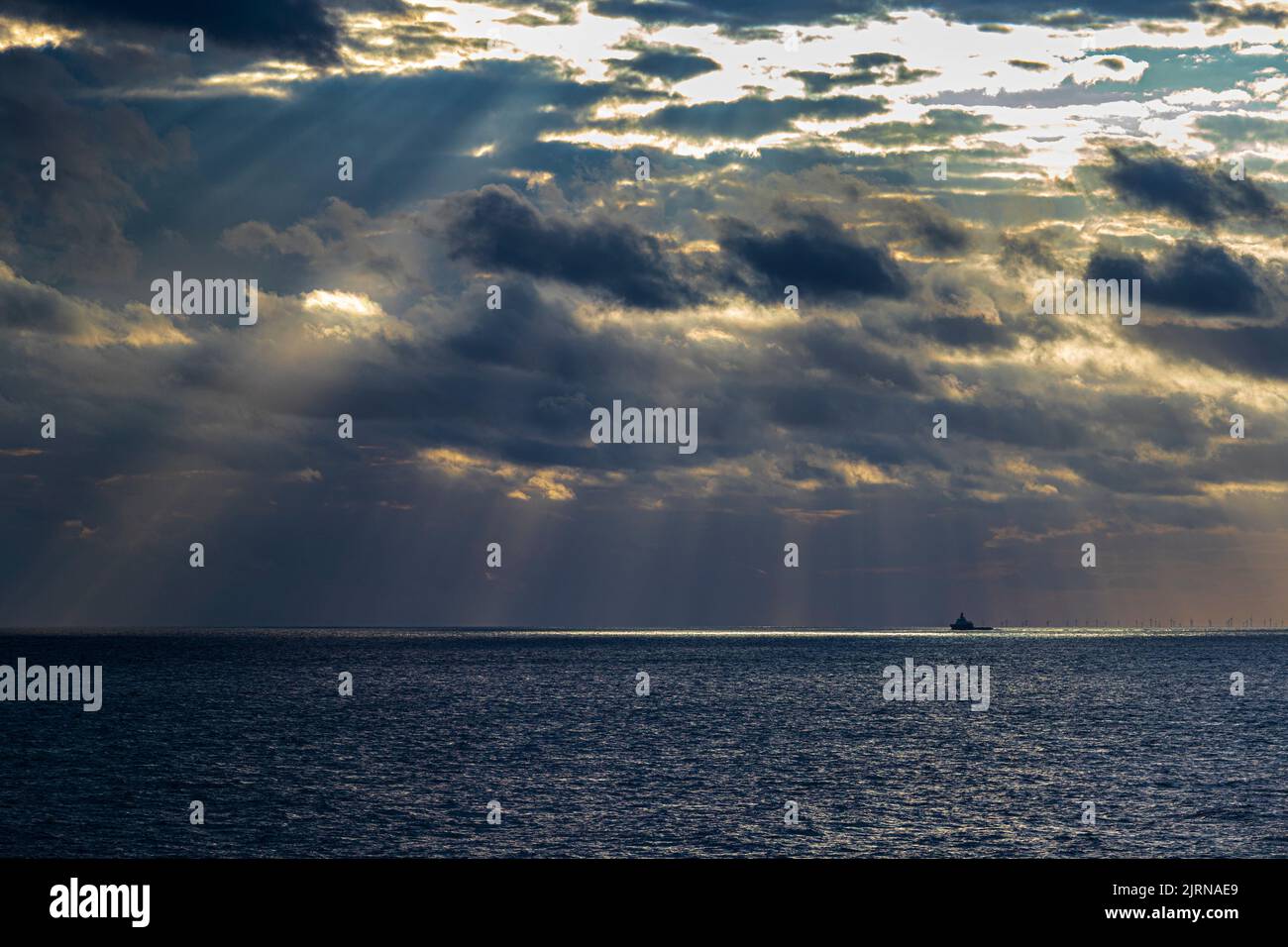 Un turbolento paesaggio notturno nel Mare del Nord al largo della costa di Zeebrugge, Belgio Foto Stock