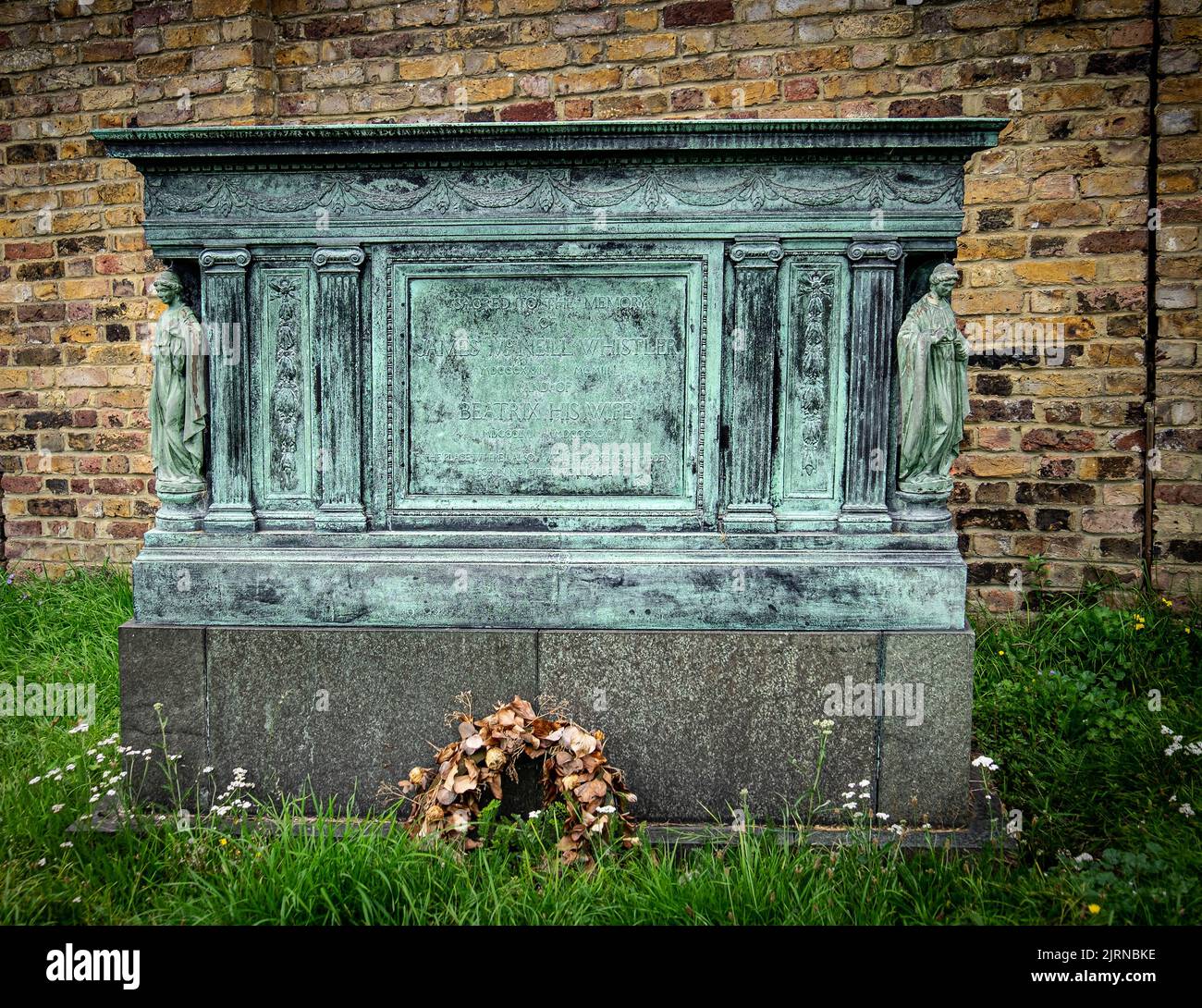 Tomba di JM Whistler nel cimitero di San Nicola, Chiswick, Londra, Regno Unito. Foto Stock