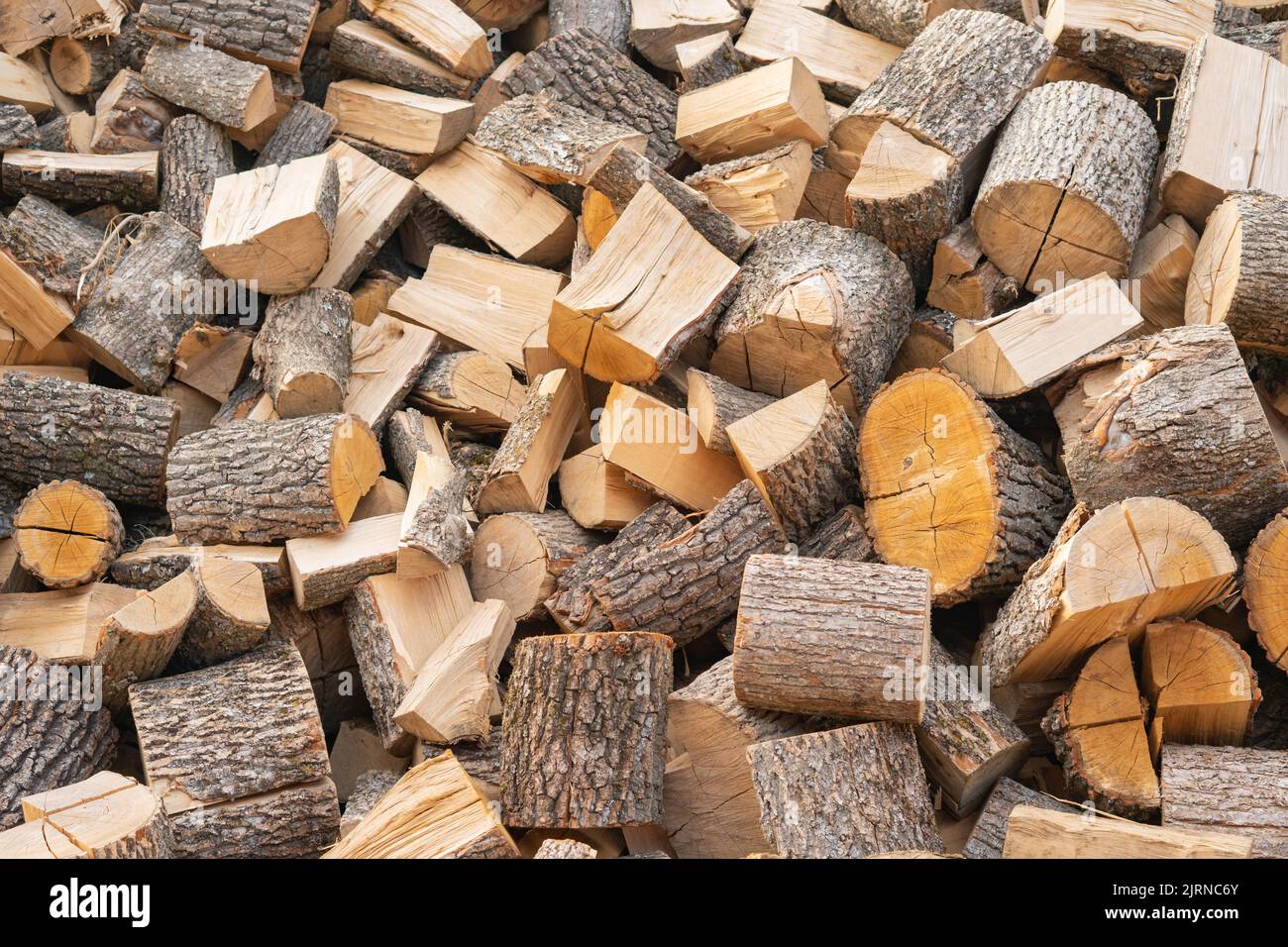 Tronchi sega asciutti per legna da ardere in un palo all'aperto. Sfondo vintage creativo. Foto Stock