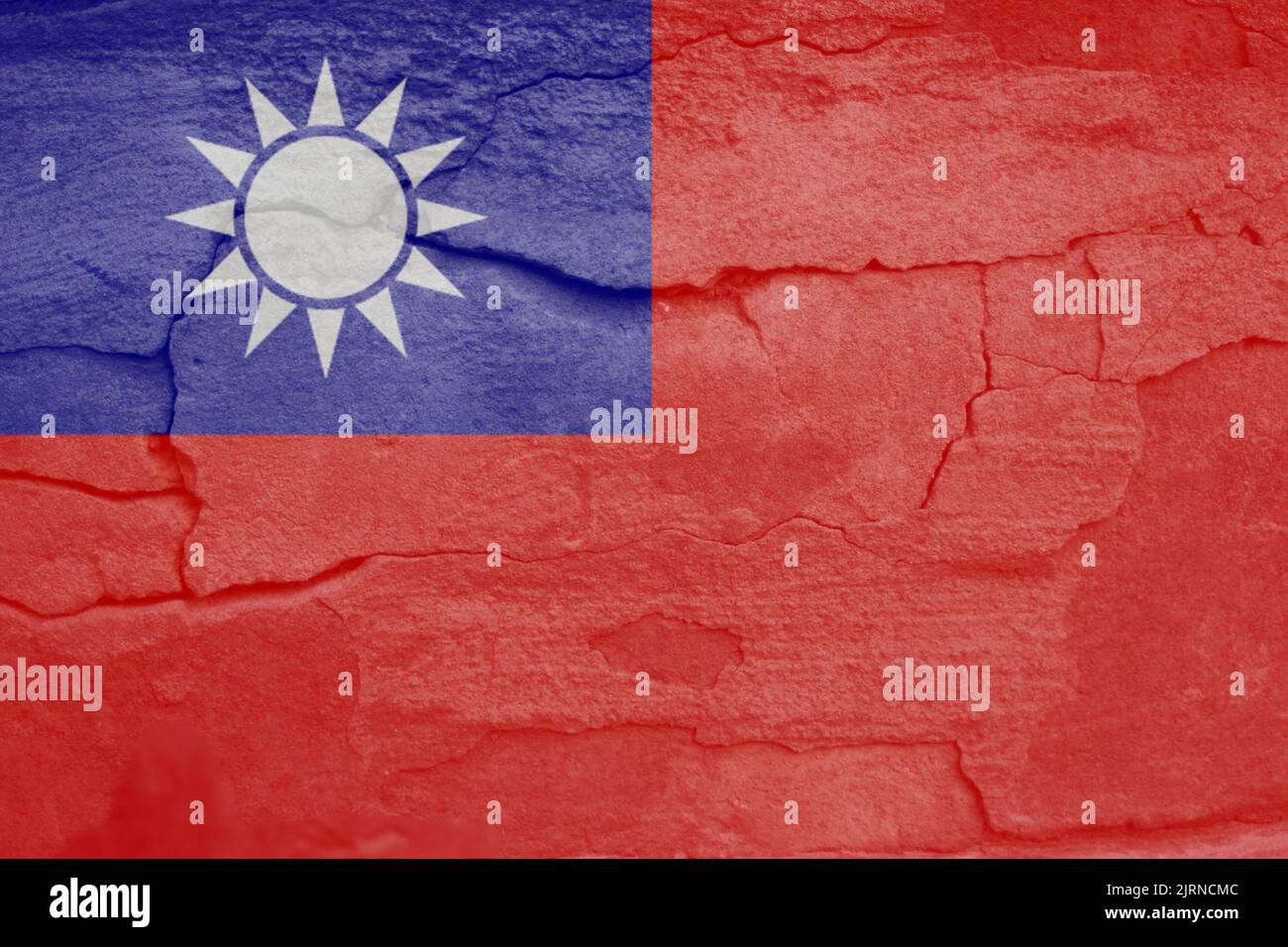 Sfocare la bandiera di Taiwan, i colori ufficiali e le proporzioni corrette. Bandiera nazionale di Taiwan. Sfondo muro di pietra. Incrinatura. Democrazia. Fuori fuoco. Foto Stock