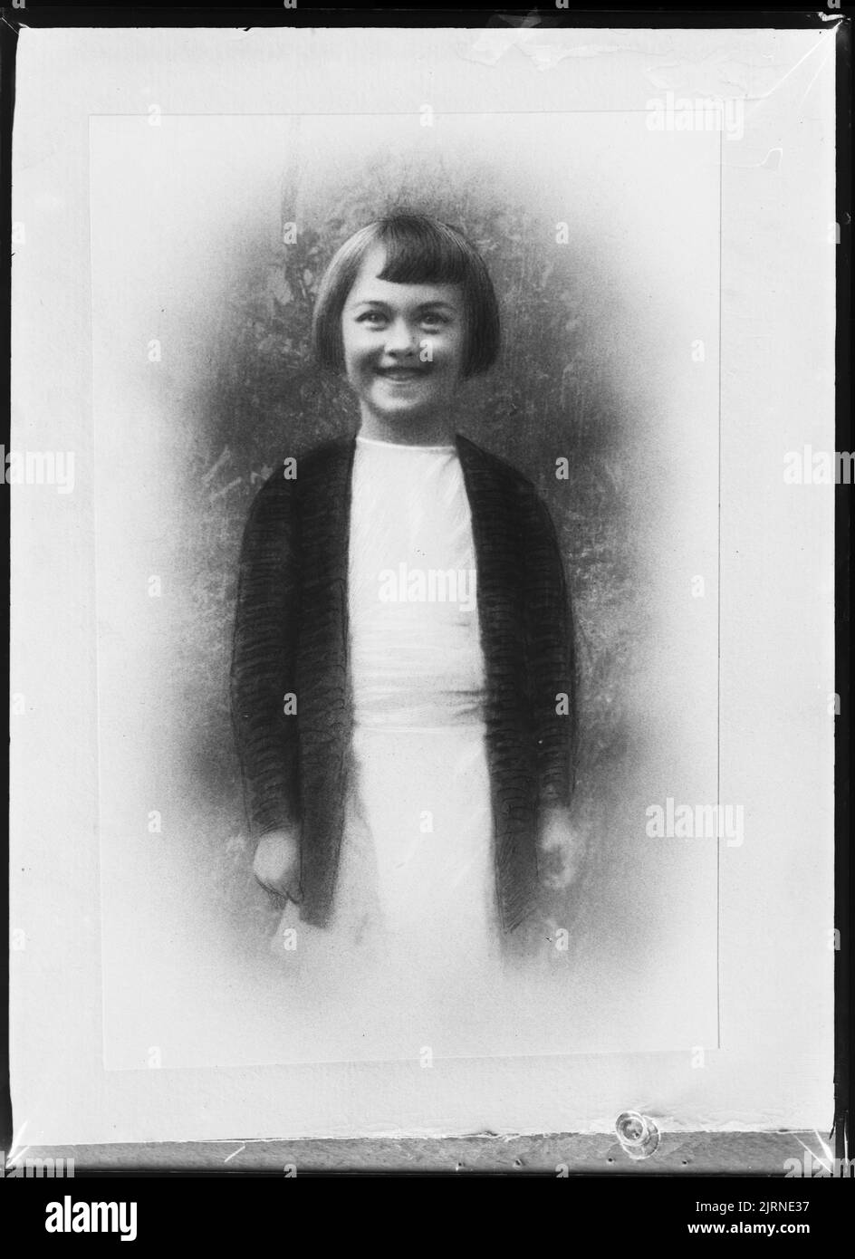 Copia di un ritratto di una ragazza, inscritto MRS Ryan1/2 doz PC 4 B+W 1 a colori, circa 1920, Wellington, di Berry & Co. Foto Stock