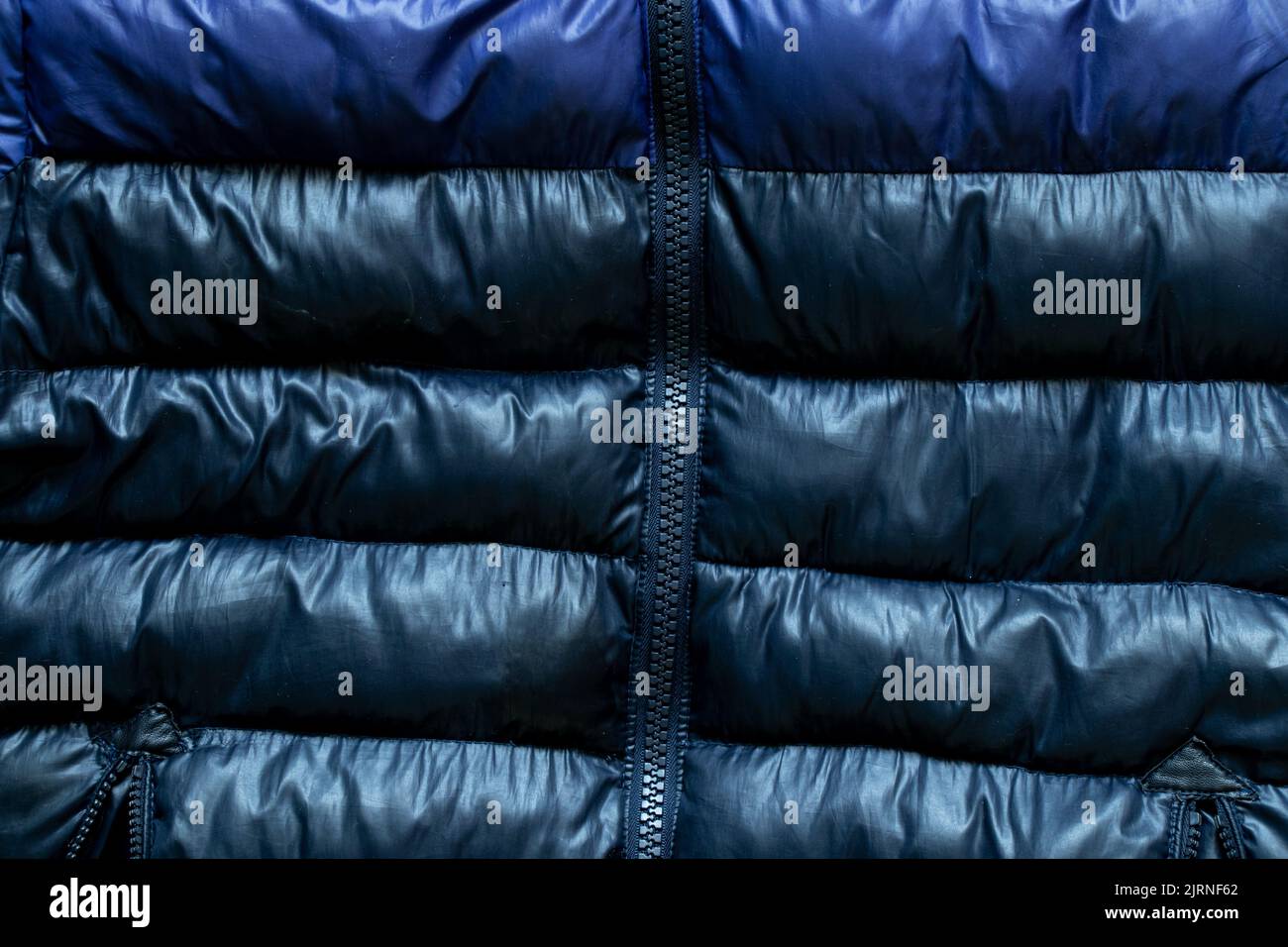 giacca invernale uomo nera soffiato come sfondo, da vicino giacca in giù Foto Stock