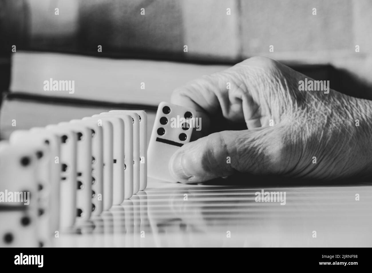 donna vecchia mano che gioca dominoes, gioco d'azzardo e hobby Foto Stock