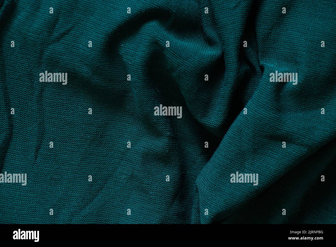 tessuto lavorato a maglia verde scuro grattugiato come primo piano dello sfondo Foto Stock
