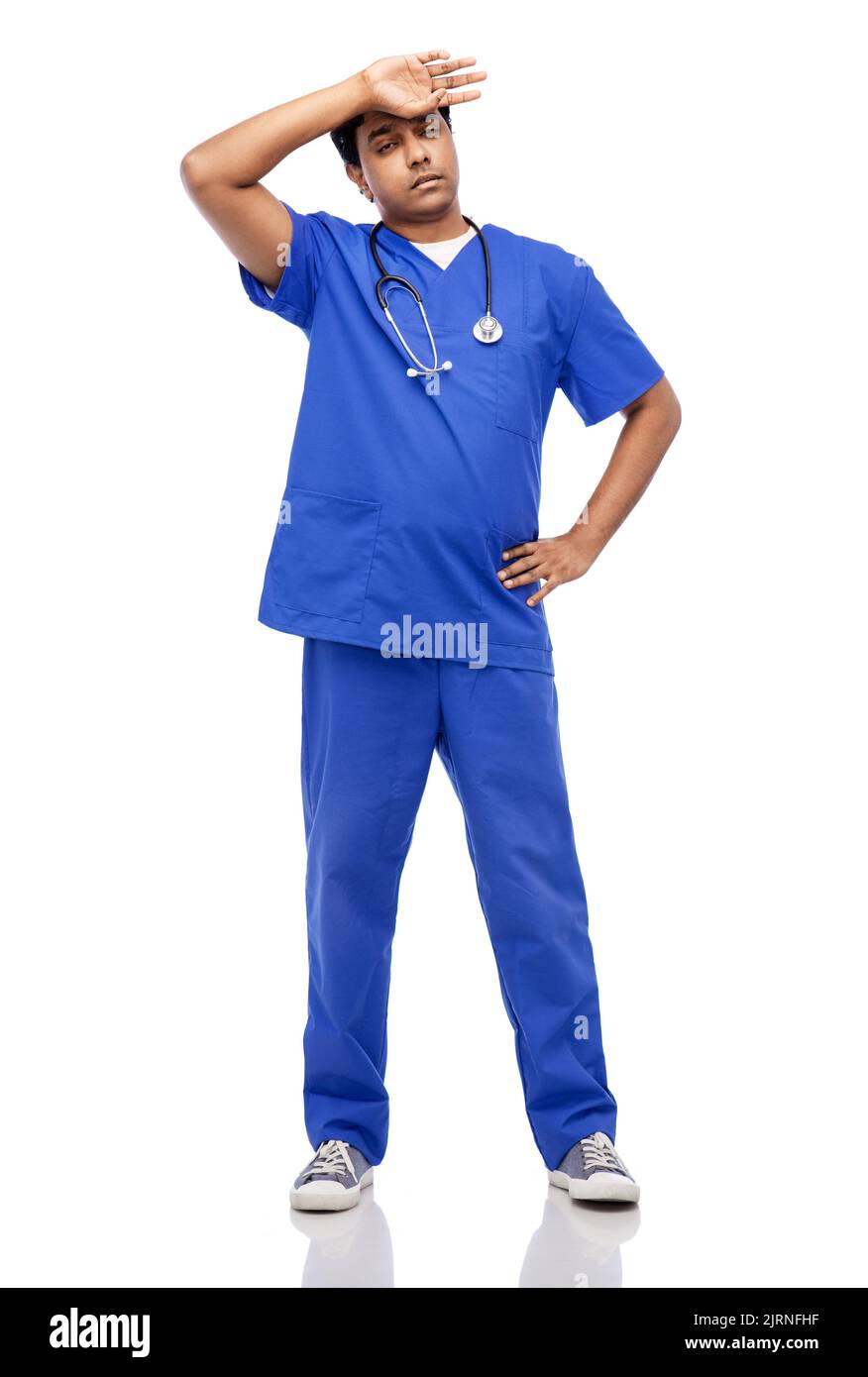 medico stressato o infermiera maschile in uniforme blu Foto Stock