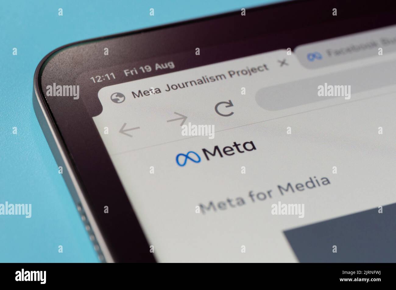 New york, USA - 20 agosto 2022: Verifica del progetto Meta journalism sullo schermo del tablet macro vista ravvicinata su sfondo blu Foto Stock