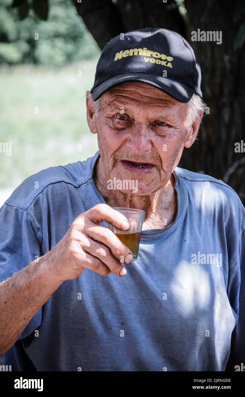Chernobyl vecchio auto-settler uomo che ancora vive e di costruire la sua vodka propria, zona di esclusione di Chernobyl, iew chilometri/miglia dalla città di Prypiat, Ucraina Foto Stock
