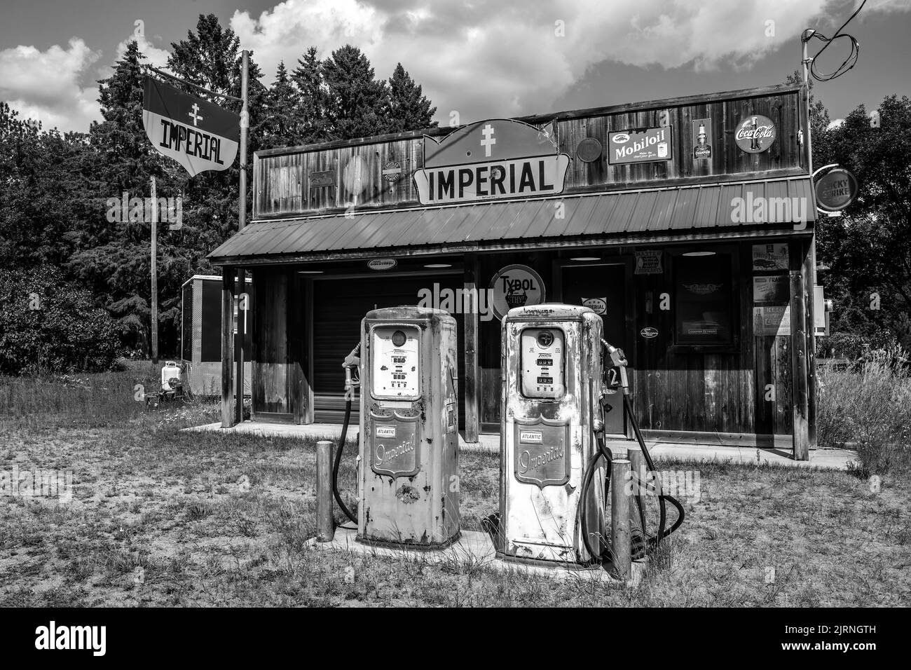 Distributore di benzina vintage Imperial in bianco e nero in una giornata estiva a Orrock, Minnesota USA. Foto Stock