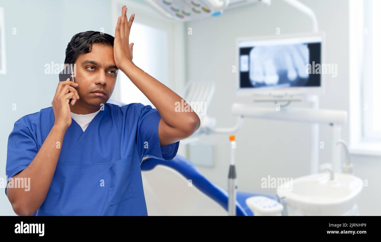 medico o dentista indiano che chiama sullo smartphone Foto Stock