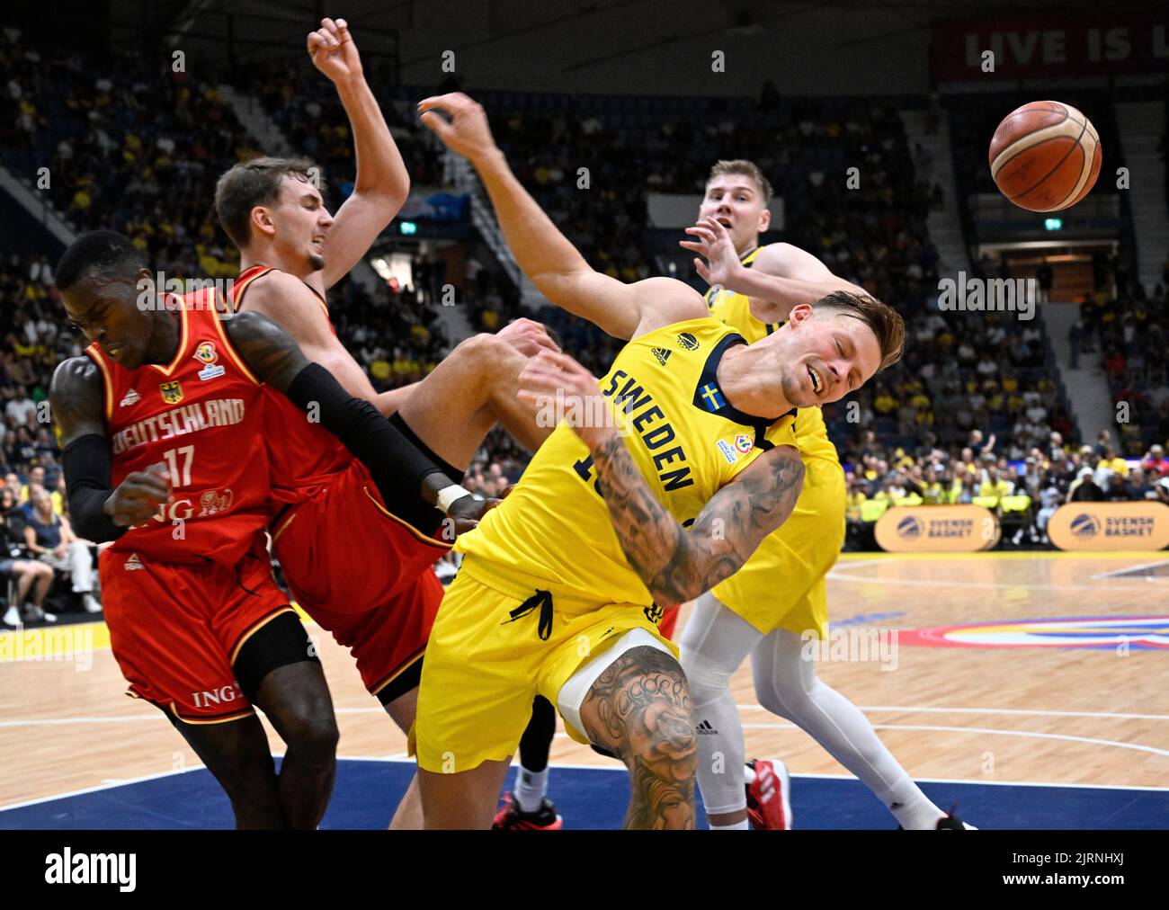 Svezia Viktor Gaddefors (R) och Germania Dennis Schroder durante la FIBA Basketball World Cup 2023 partita di qualificazione tra Svezia e Germania a Hovet a Stoccolma, Svezia, il 25 agosto 2022.Photo: Henrik Montgomery / TT / code 10060 *** SWEDEN OUT *** Foto Stock