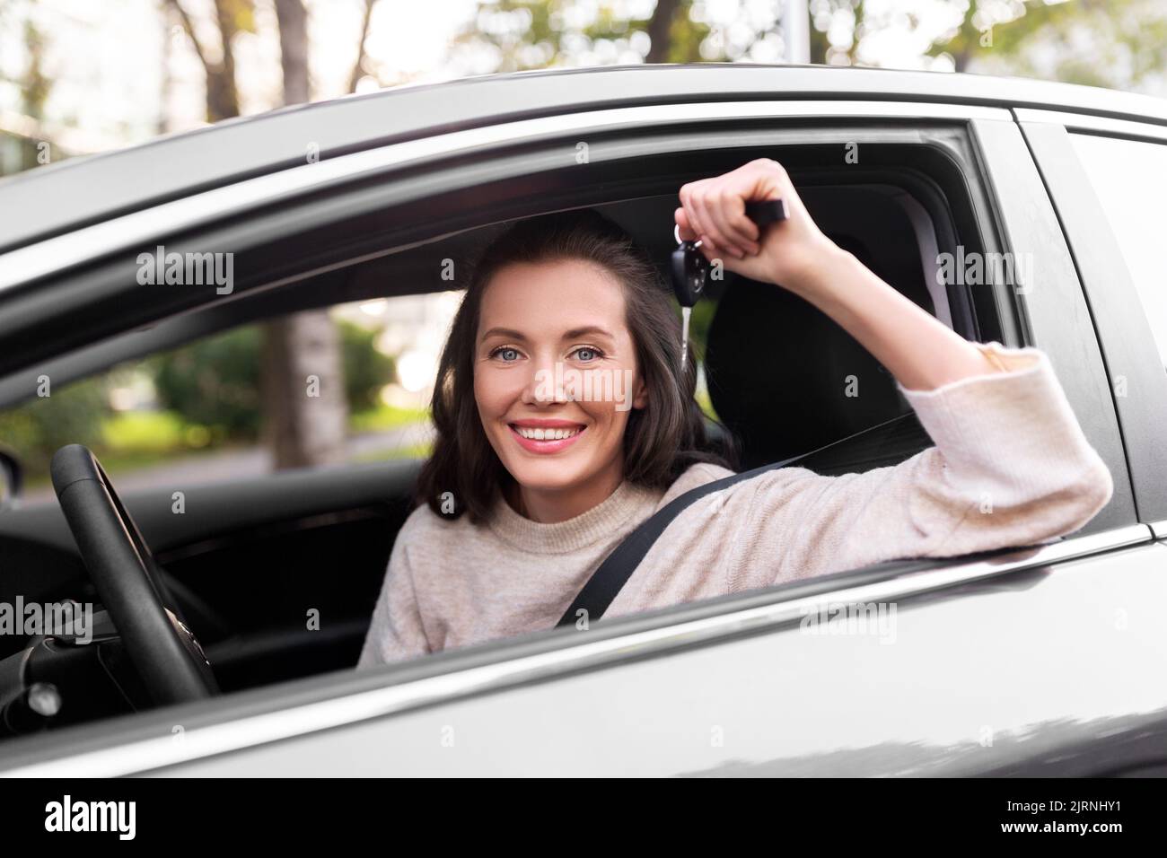 conducente donna o donna con chiave auto in città Foto Stock
