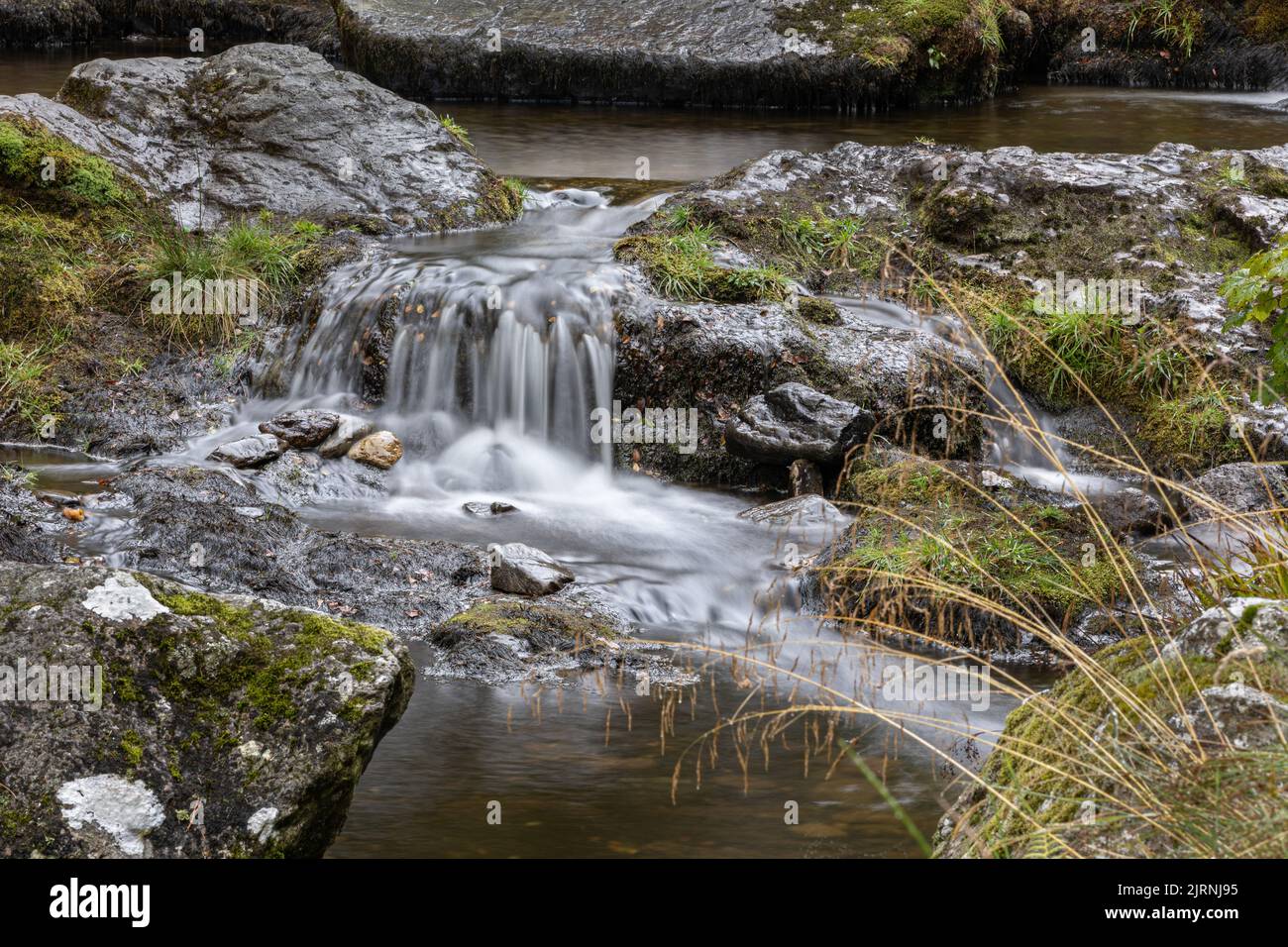 GALLES, REGNO UNITO. AGOSTO 22nd piccole cascate catturate da una lunga esposizione a Pistylle Rhaeadr, Galles. (Credit: James Holyoak) Foto Stock