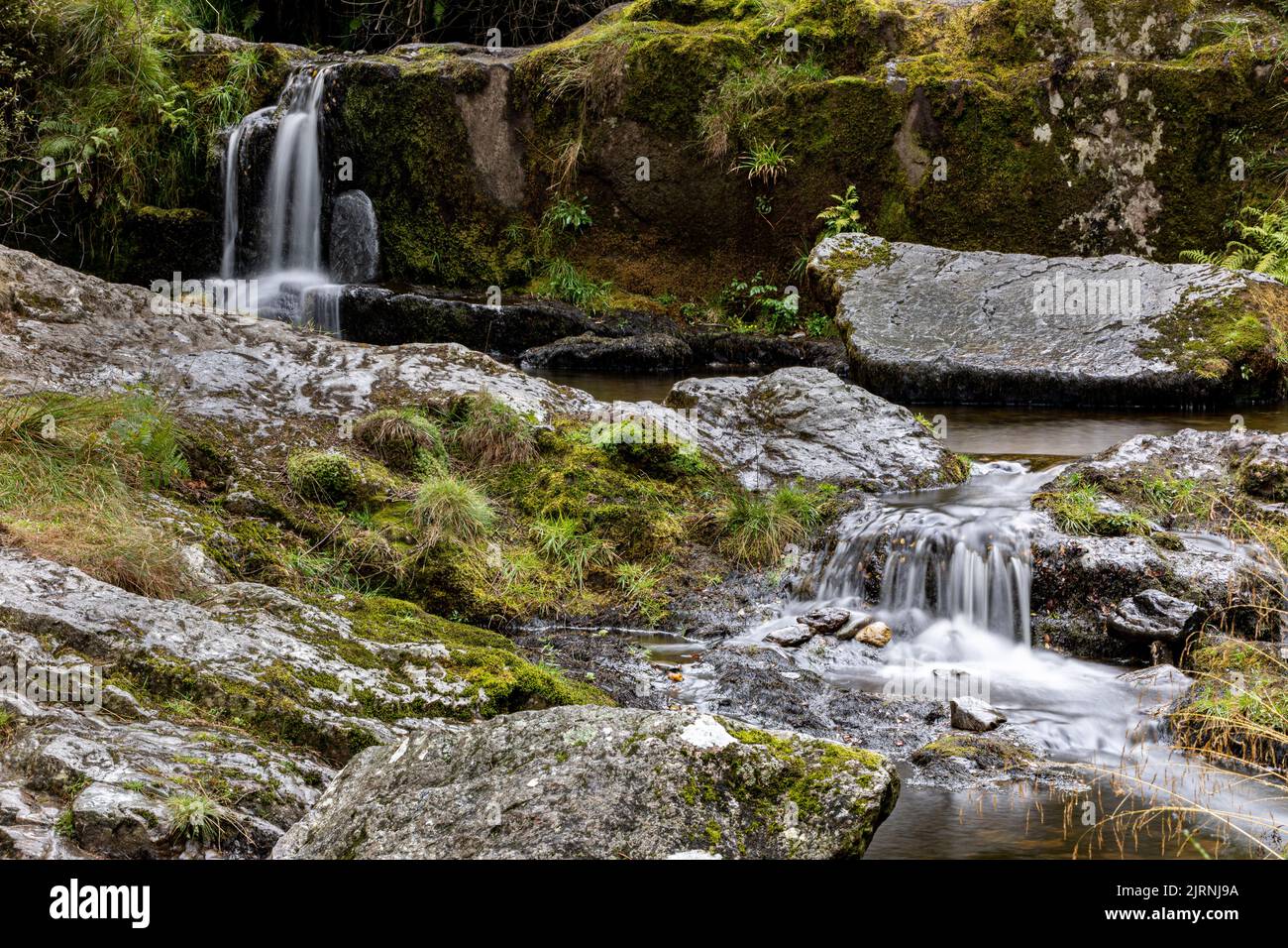 GALLES, REGNO UNITO. AGOSTO 22nd piccole cascate catturate da una lunga esposizione a Pistylle Rhaeadr, Galles. (Credit: James Holyoak) Foto Stock