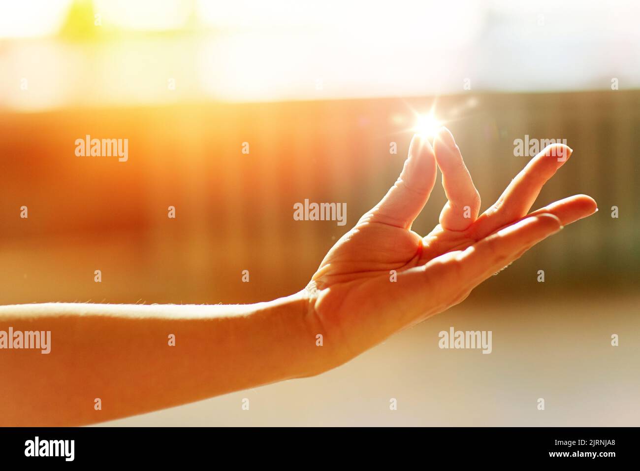 Canto di meditazione yogi donna mostra gyan mudra Foto Stock