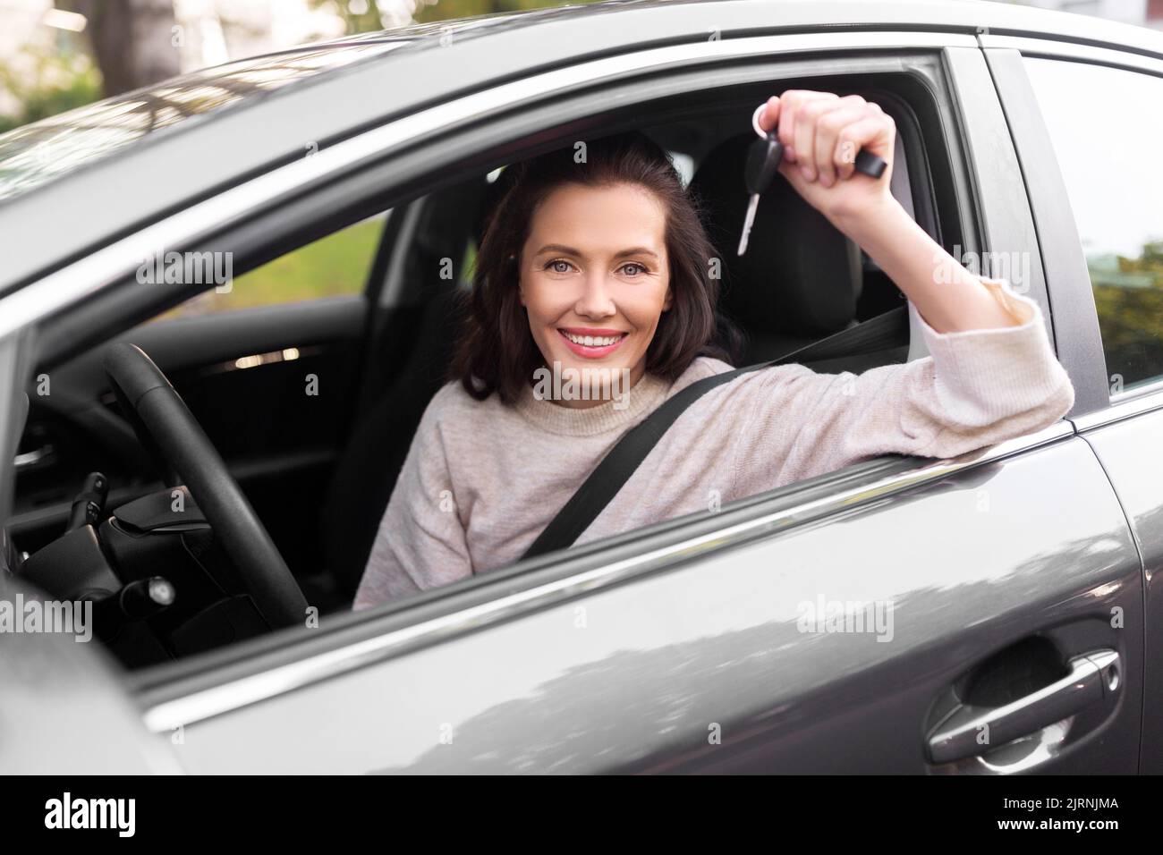 conducente donna o donna con chiave auto in città Foto Stock