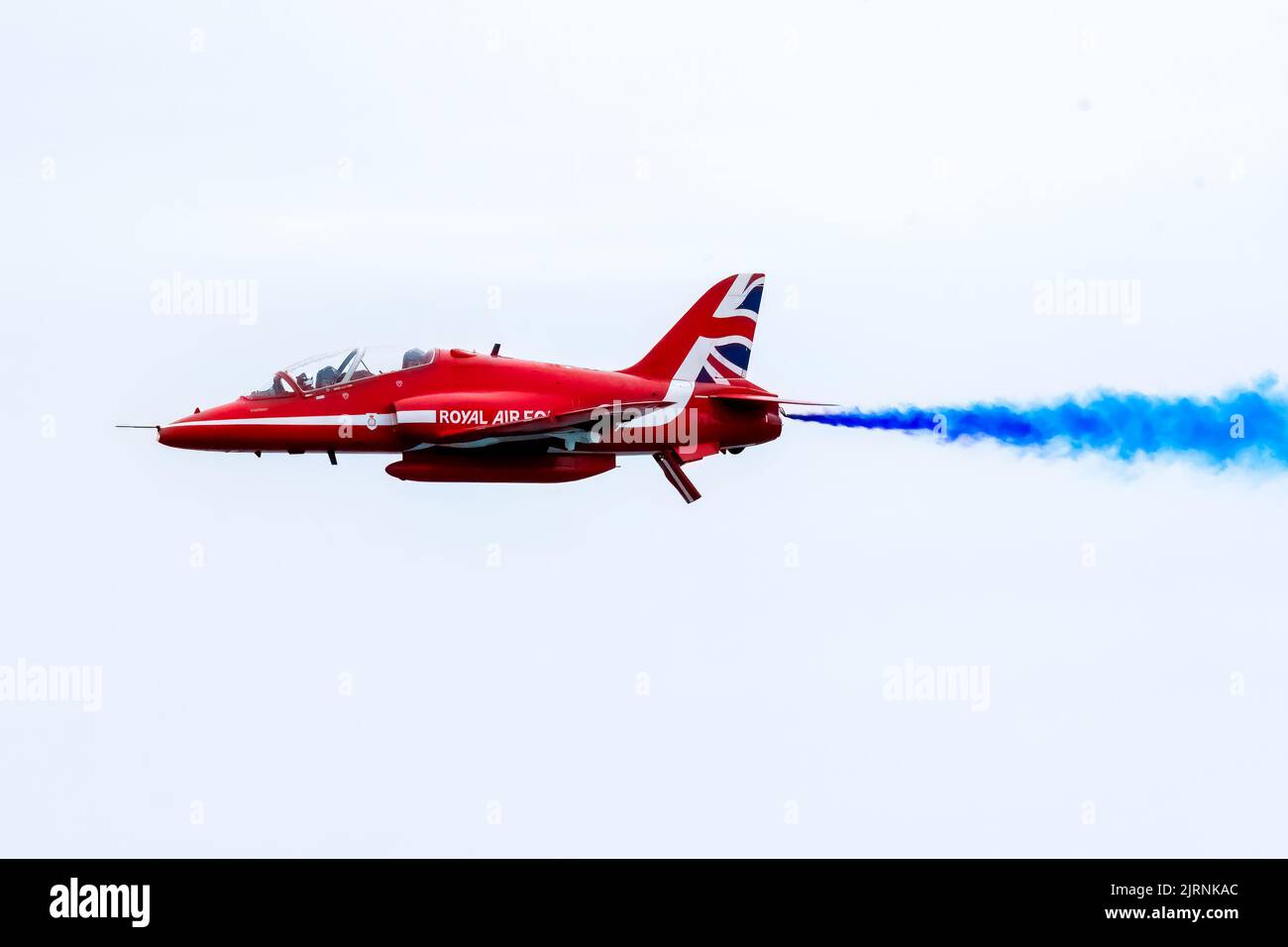 Eastbourne, East Sussex, Regno Unito. Con il RAF Red Arrows Display Team all'annuale Eastbourne Airshow visto dalla spiaggia di Eastbourne. 21st agosto 2022. Credit David Smith/Alamy Live News Foto Stock
