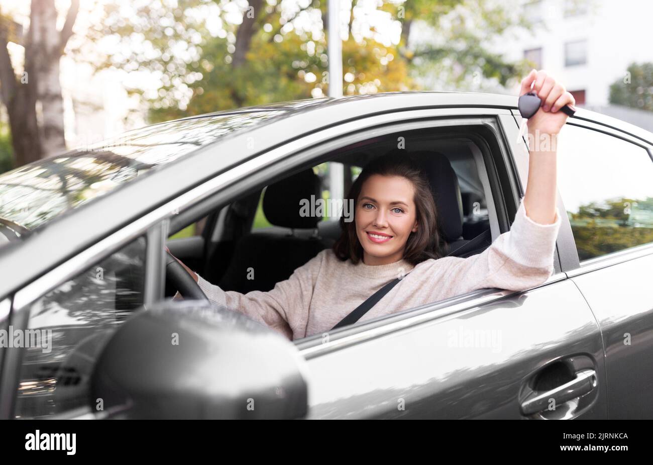 conducente donna o donna con chiave auto in città Foto Stock