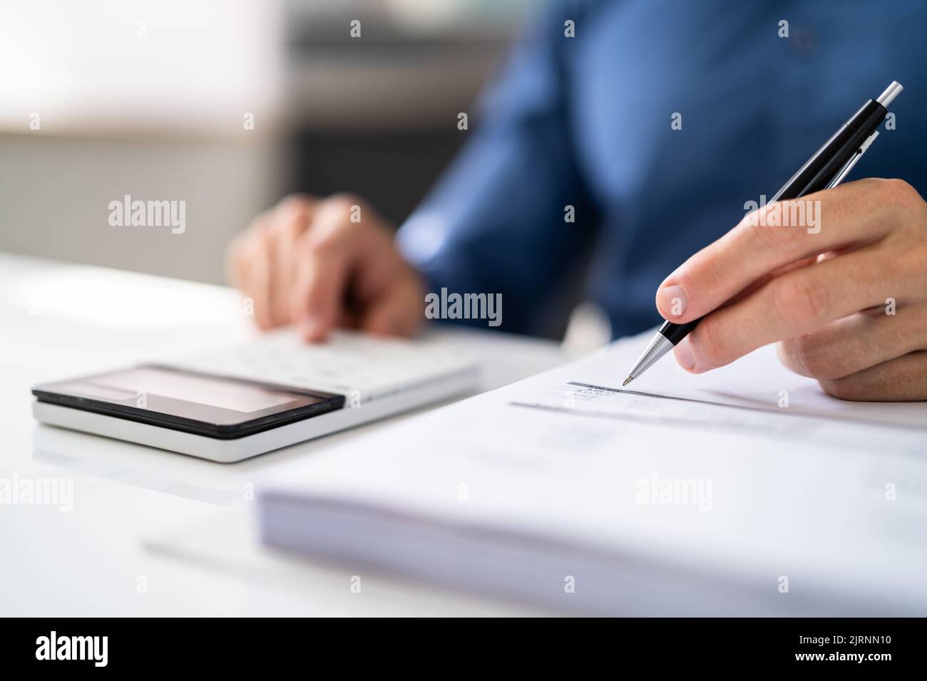 Conto fiscale che lavora con contabilità pubblica Foto Stock