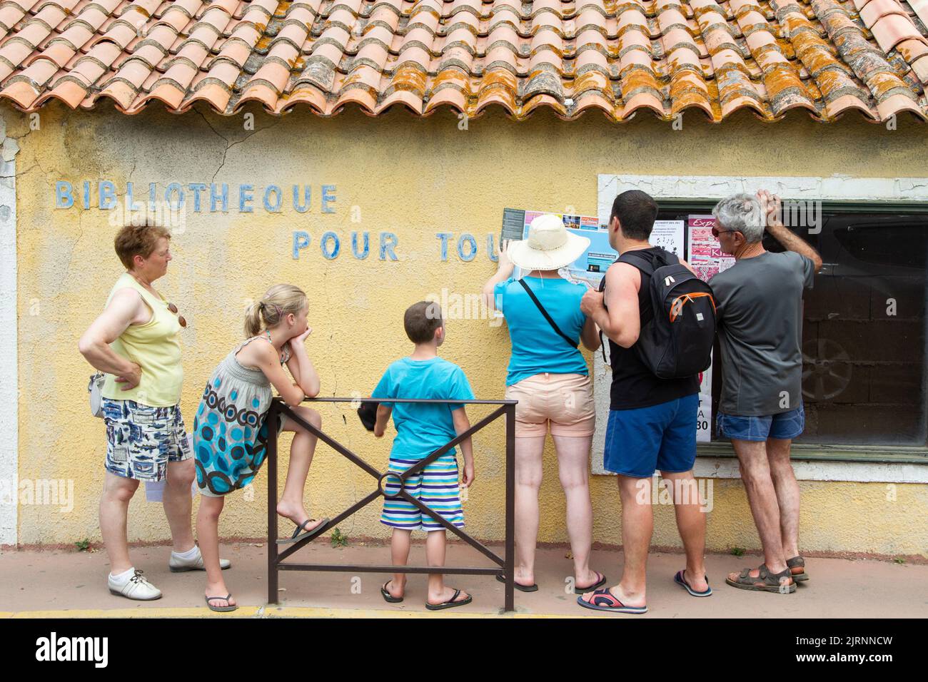 Turisti che guardano una mappa in Ile Rousse Corsica Foto Stock