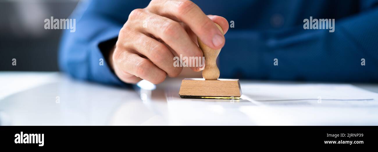 Marchio di protezione in gomma Stamp su carta in ufficio Foto Stock