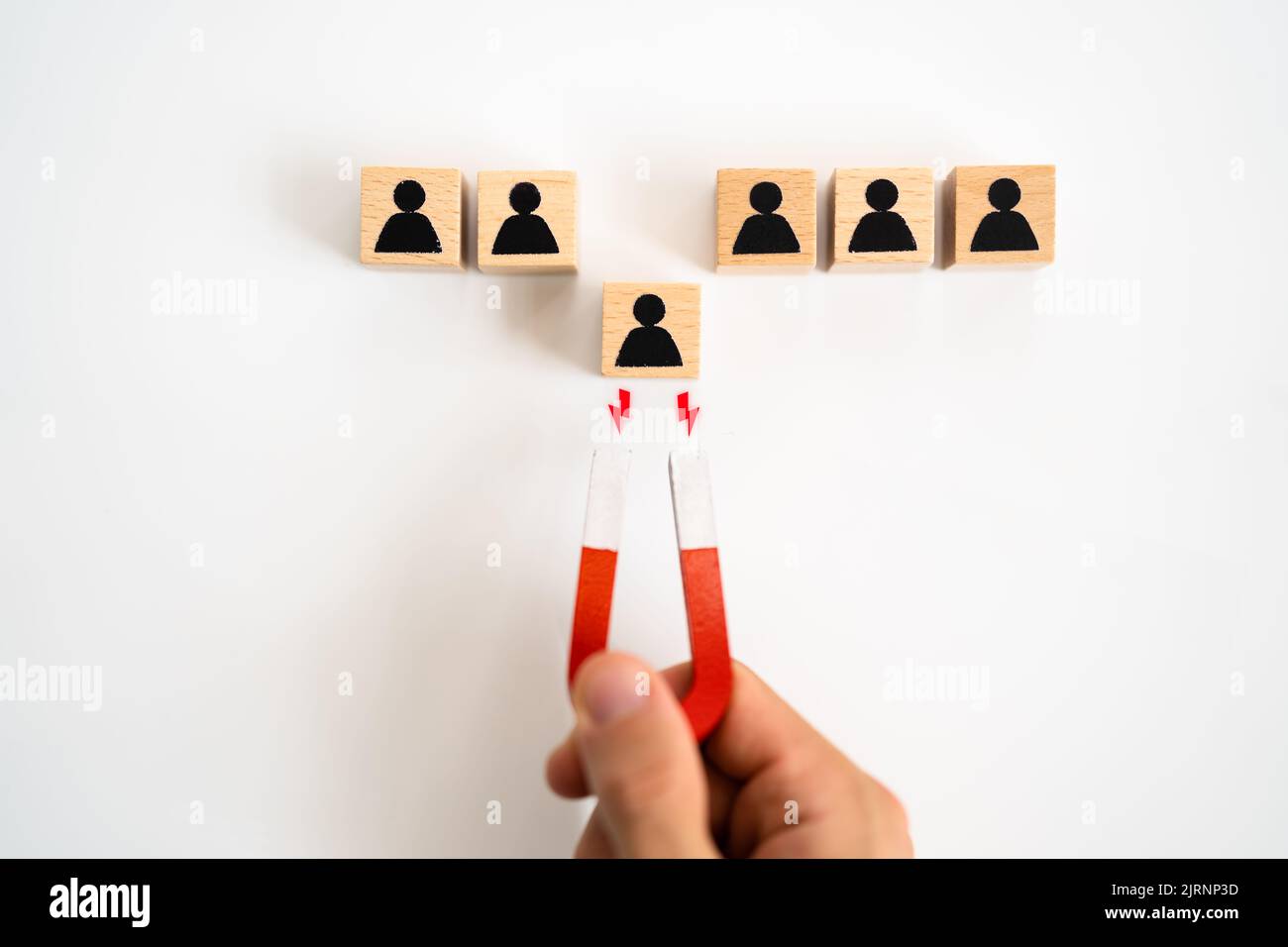 Il Business Lead e il magnete di generazione del cliente che tira i personaggi Foto Stock