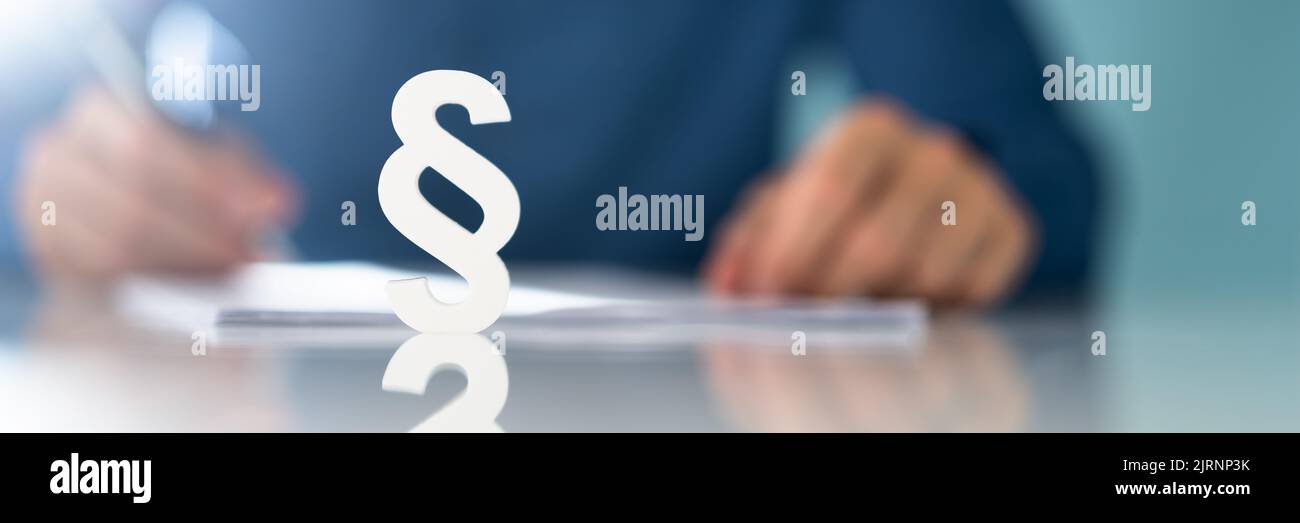 Il paragrafo di legge e la fattura della carta sulla scrivania dei commercialisti Foto Stock