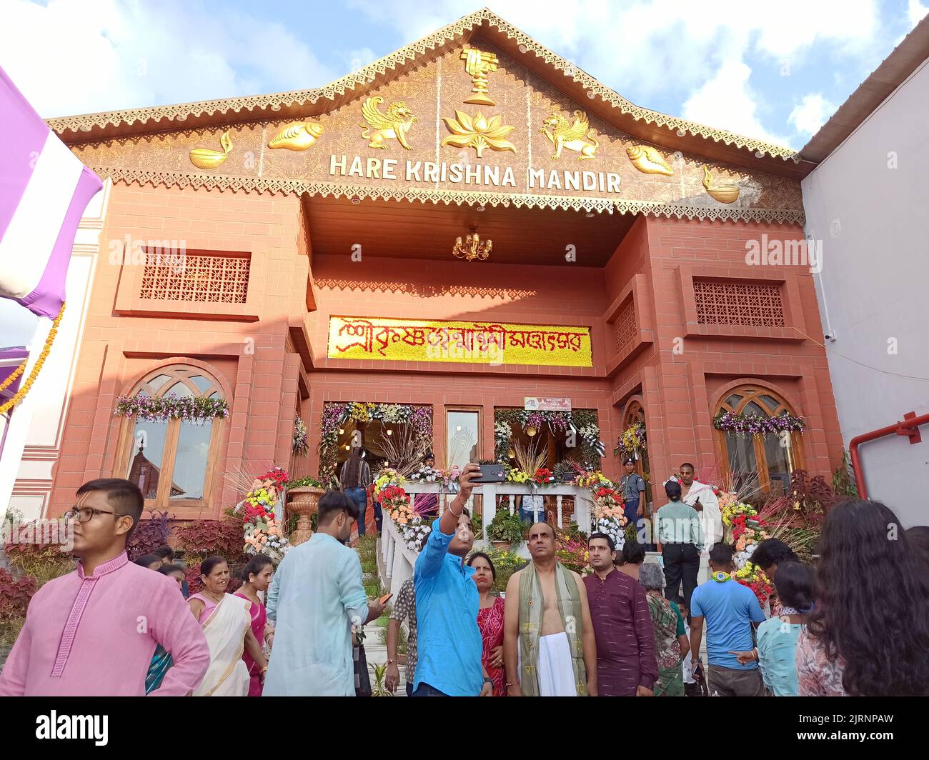 La gente si è riunita a Hare Krishna Mandir durante Krishna Janmashtami, un festival indù annuale che celebra la nascita di Krishna Foto Stock