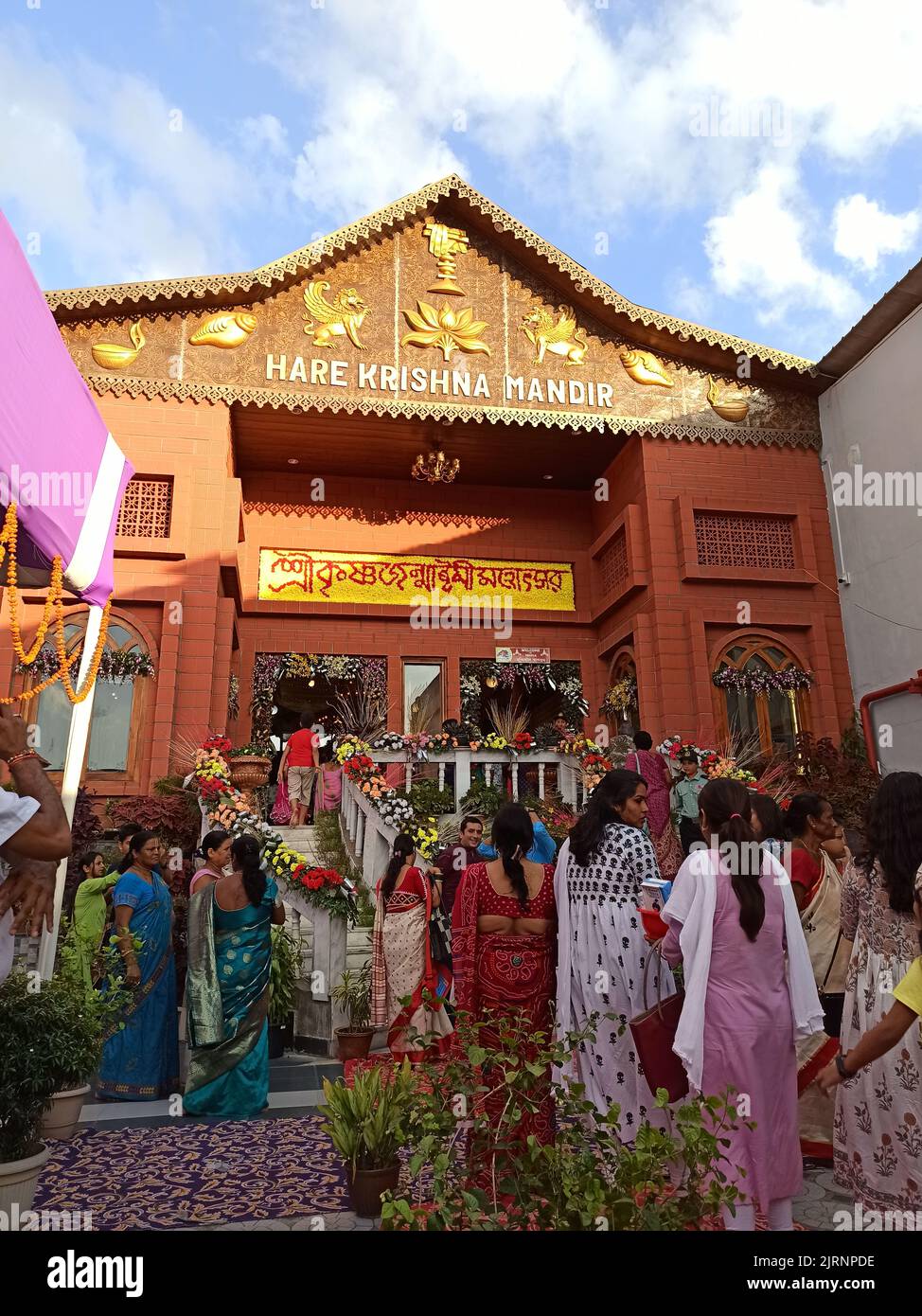 La gente si è riunita a Hare Krishna Mandir durante Krishna Janmashtami, un festival indù annuale che celebra la nascita di Krishna Foto Stock