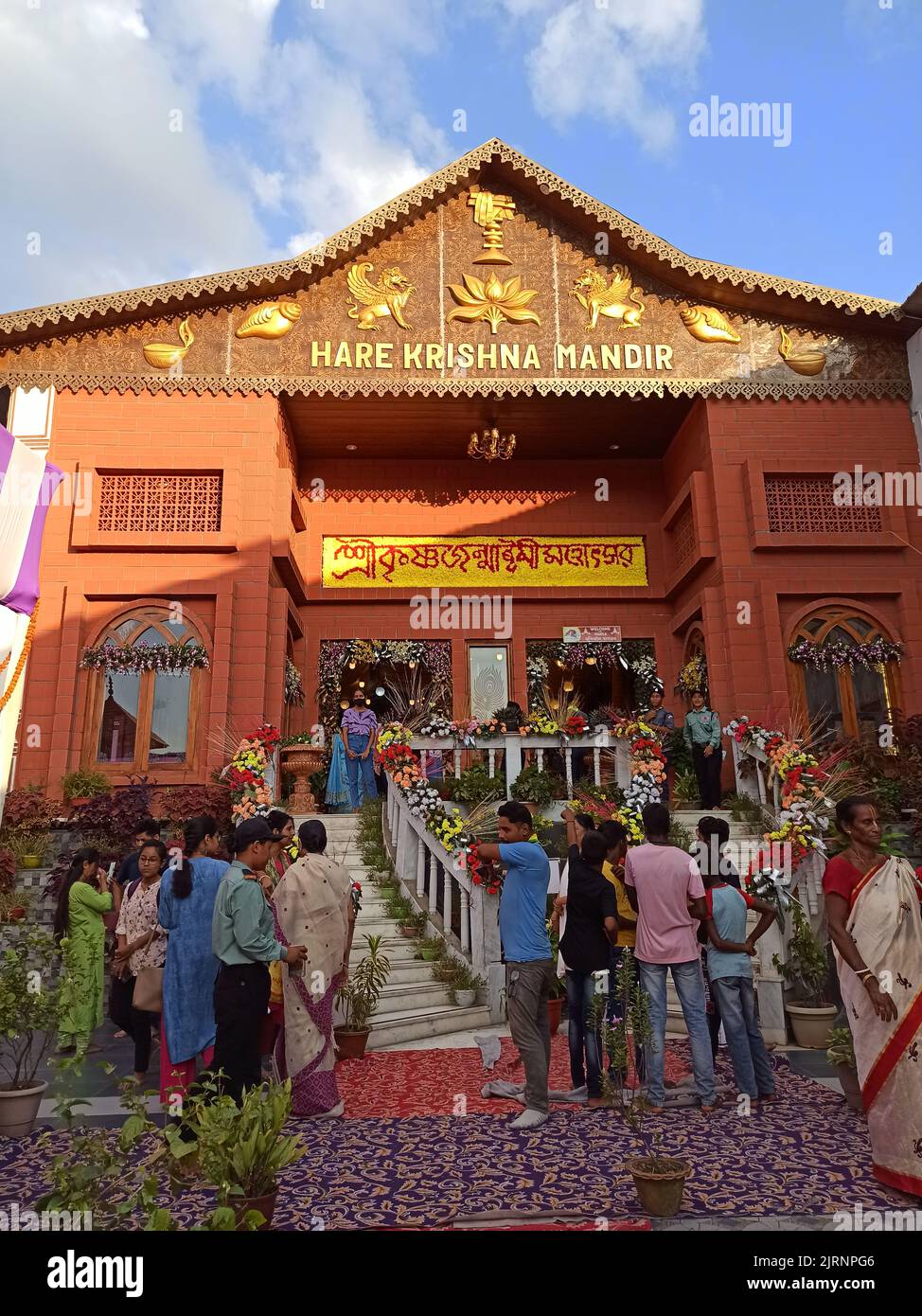 La gente si è riunita a Hare Krishna Mandir durante Krishna Janmashtami, un festival indù annuale che celebra la nascita di Krishna Foto Stock