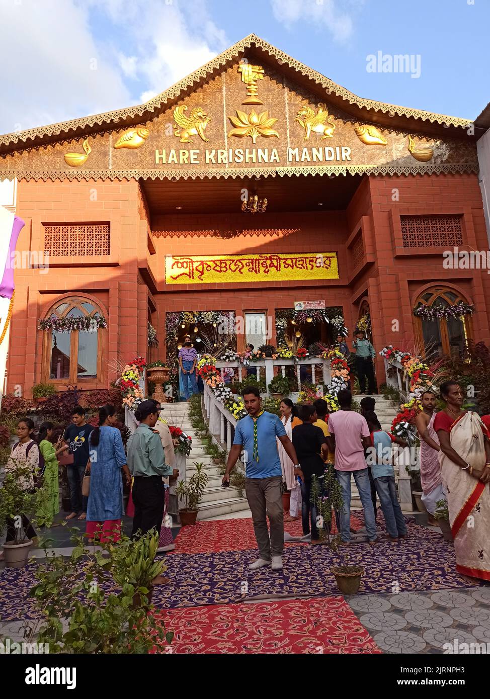 La gente si è riunita a Hare Krishna Mandir durante Krishna Janmashtami, un festival indù annuale che celebra la nascita di Krishna Foto Stock