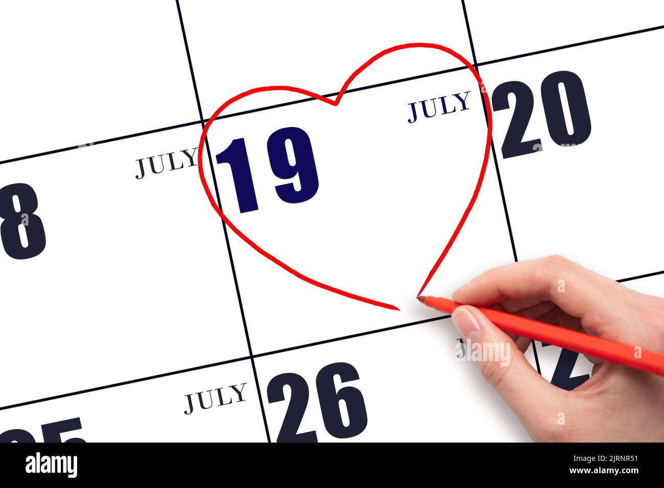 19th° giorno di luglio. La mano di una donna che disegna una forma a cuore rosso alla data di calendario del 19 luglio. Il cuore come simbolo dell'amore. Mese estivo. Giorno dell'anno co Foto Stock