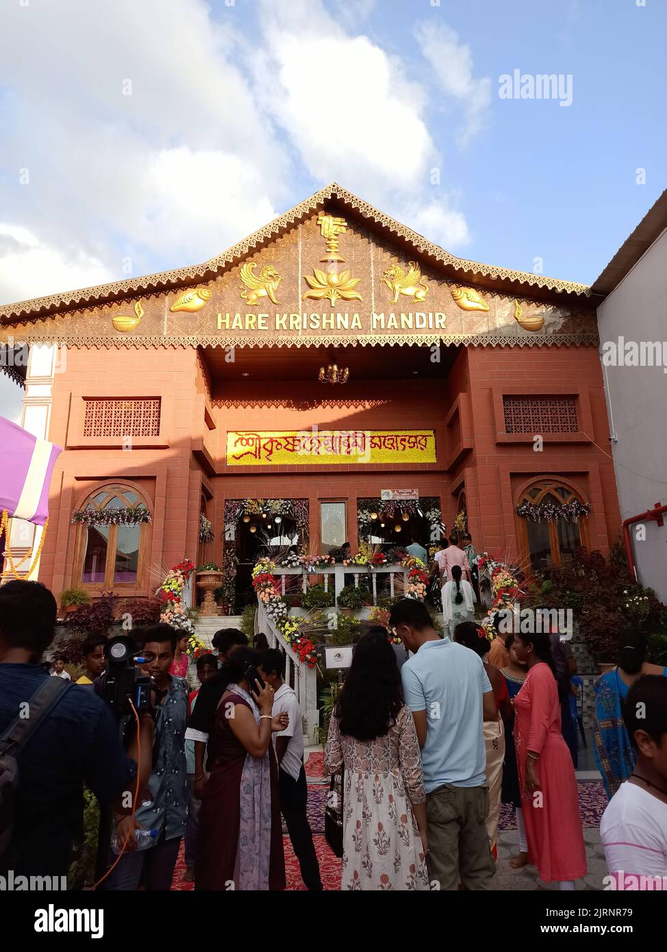 La gente si è riunita a Hare Krishna Mandir durante Krishna Janmashtami, un festival indù annuale che celebra la nascita di Krishna Foto Stock