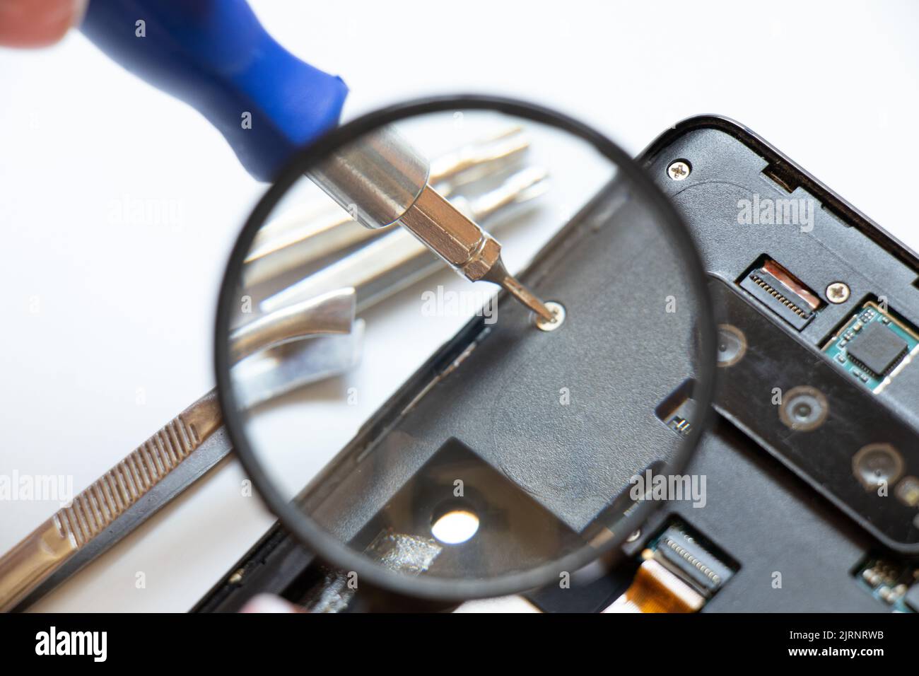Smontaggio telefono cellulare, riparazione e manutenzione telefono, assistenza Foto Stock
