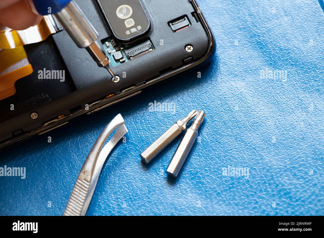 Smontaggio telefono cellulare, riparazione e manutenzione telefono, assistenza Foto Stock