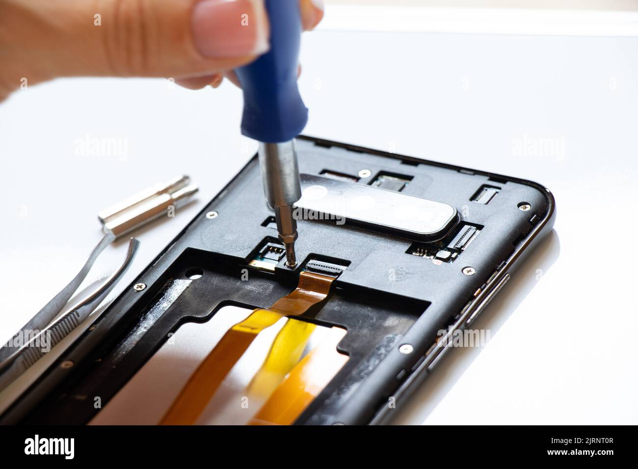 Smontaggio telefono cellulare, riparazione e manutenzione telefono, assistenza Foto Stock