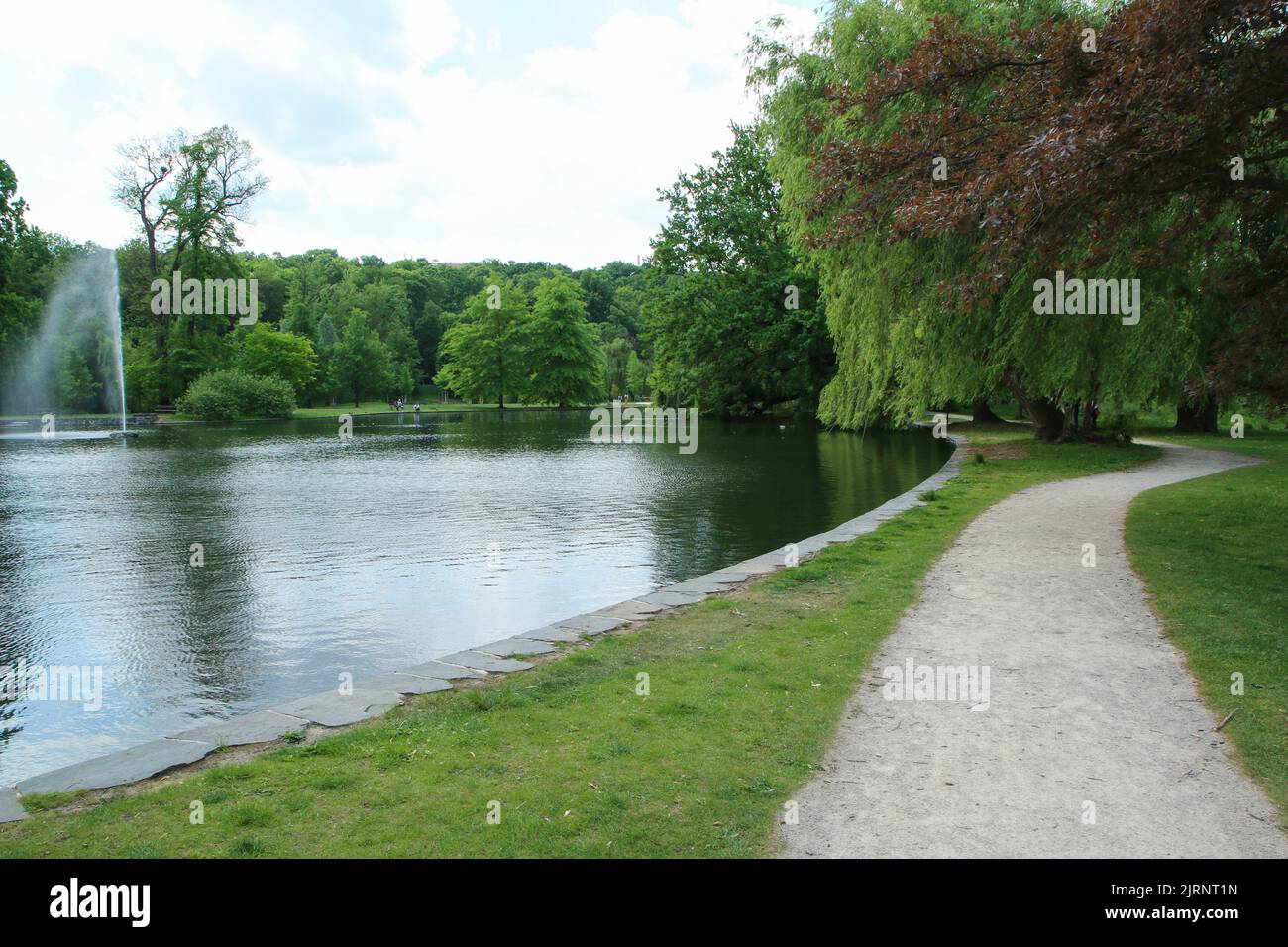 L'area relax e attività parco a Praga chiamato 'Stromovka' (parco degli alberi) con le sue belle aree in erba, stagni e sentieri. Attrazione per la gente del posto An Foto Stock