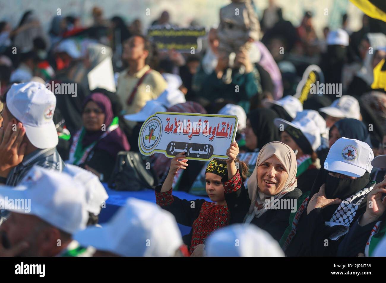 Rafah, territori palestinesi. 25th ago, 2022. I palestinesi partecipano al raduno del gruppo della Jihad islamica per rendere omaggio ai loro combattenti che sono stati uccisi nell'ultimo round di combattimenti tra i militanti di Israele e Gaza nel quartiere di Shejaiya. Credit: Mohammed Talatene/dpa/Alamy Live News Foto Stock