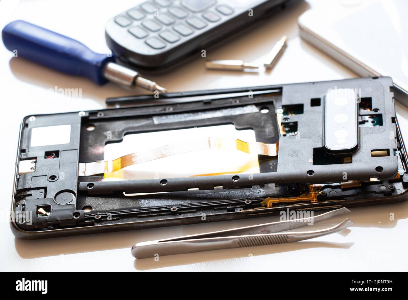 Smontaggio telefono cellulare, riparazione e manutenzione telefono, assistenza Foto Stock