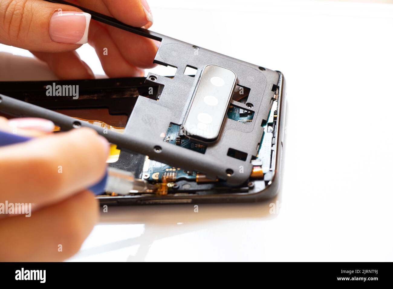 Smontaggio telefono cellulare, riparazione e manutenzione telefono, assistenza Foto Stock