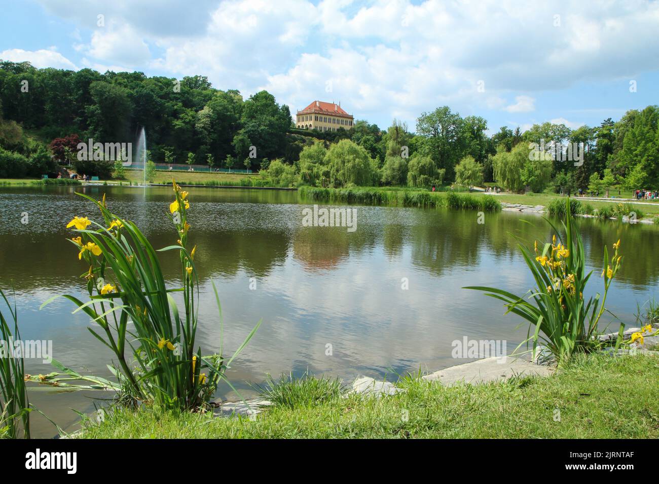 L'area relax e attività parco a Praga chiamato 'Stromovka' (parco degli alberi) con le sue belle aree in erba, stagni e sentieri. Attrazione per la gente del posto An Foto Stock